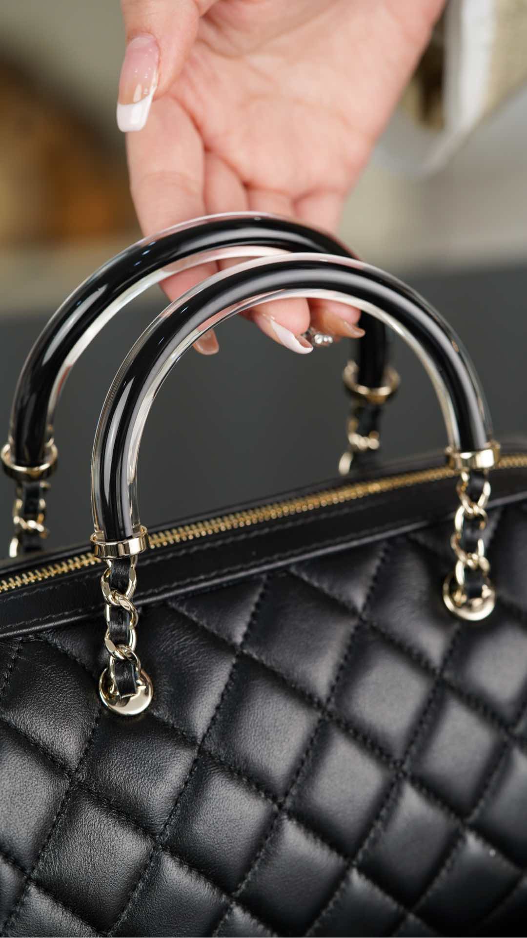 Сумка Chanel 25c Boston Bowling Bag — черно-золотая.