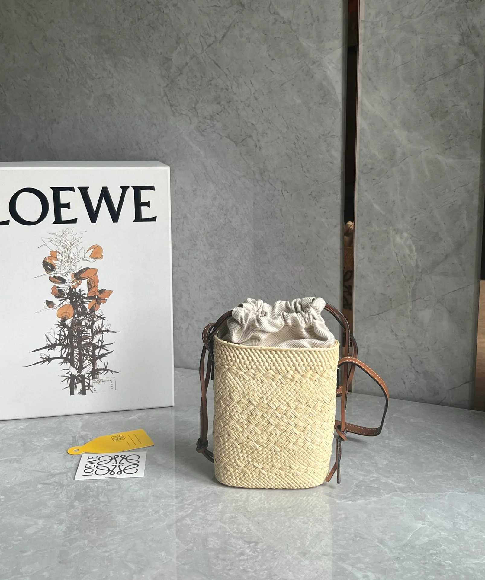 Сумка для телефона Loewe Anagram Basket из соломы