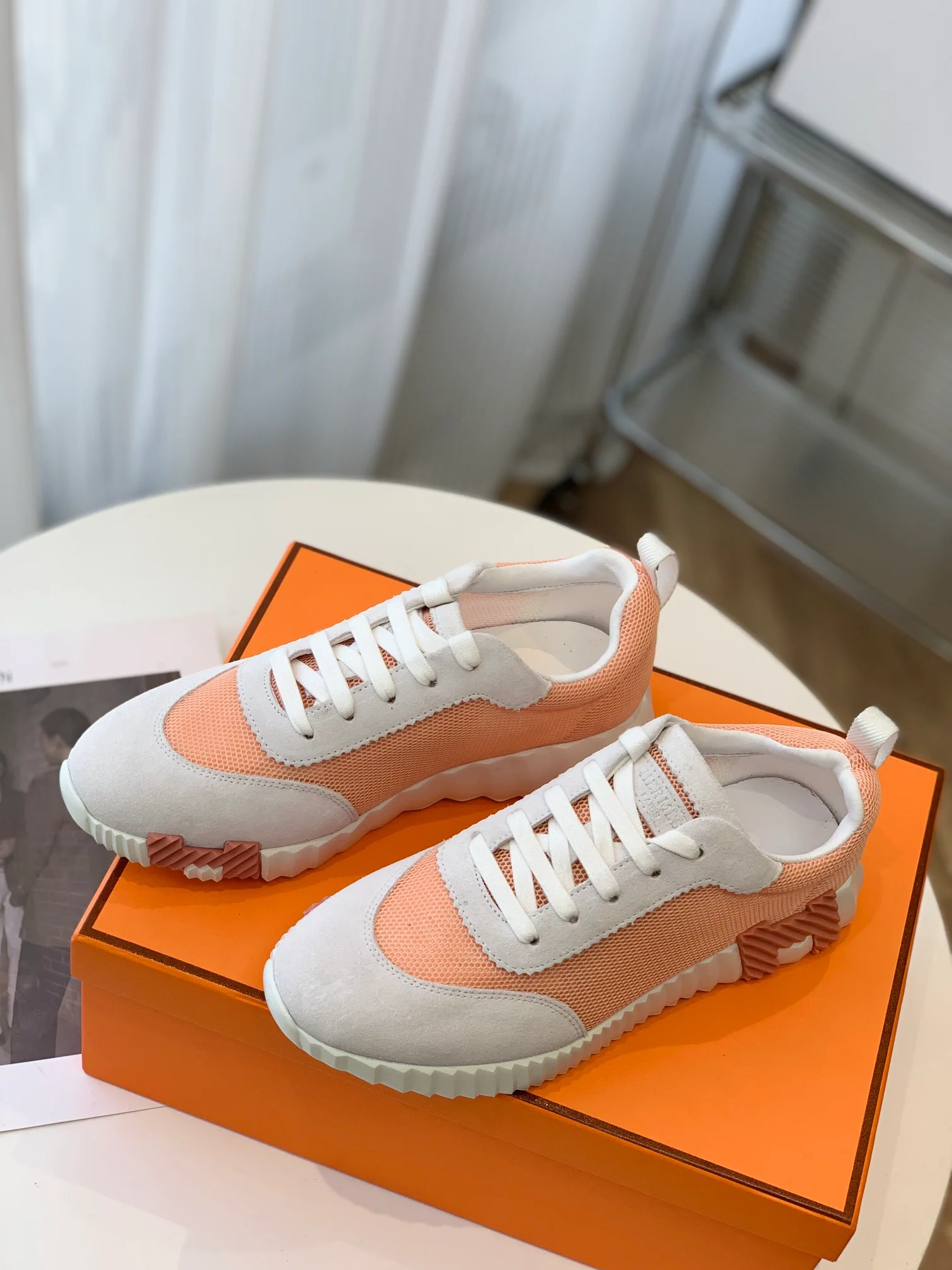 Новейшая модель Hermes 2023 года - кожаные кроссовки H - белые и розовые