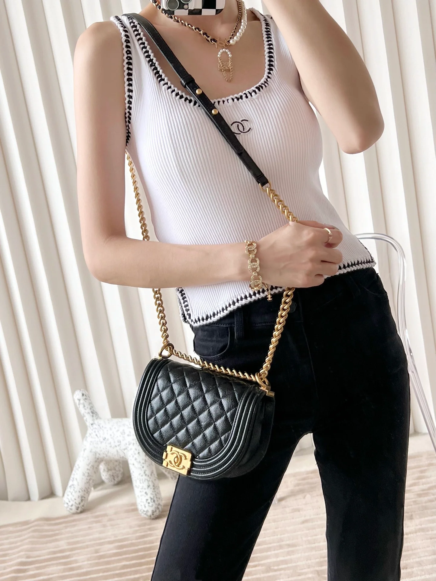 Новая кожаная сумка-мессенджер Chanel Métiers d'Art Saddle.