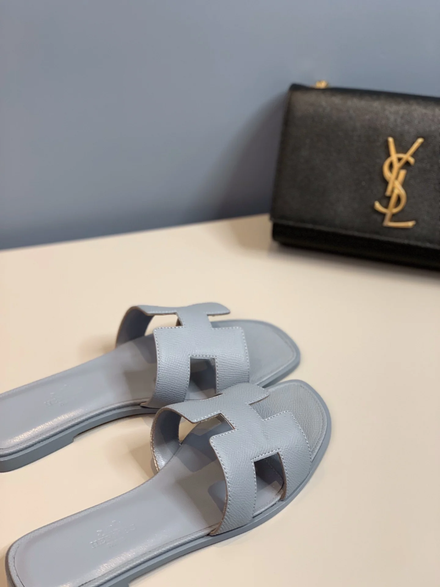 Новинка 2022 года от Hermes - Тапочки с отпечатком руки в форме буквы H - Серые