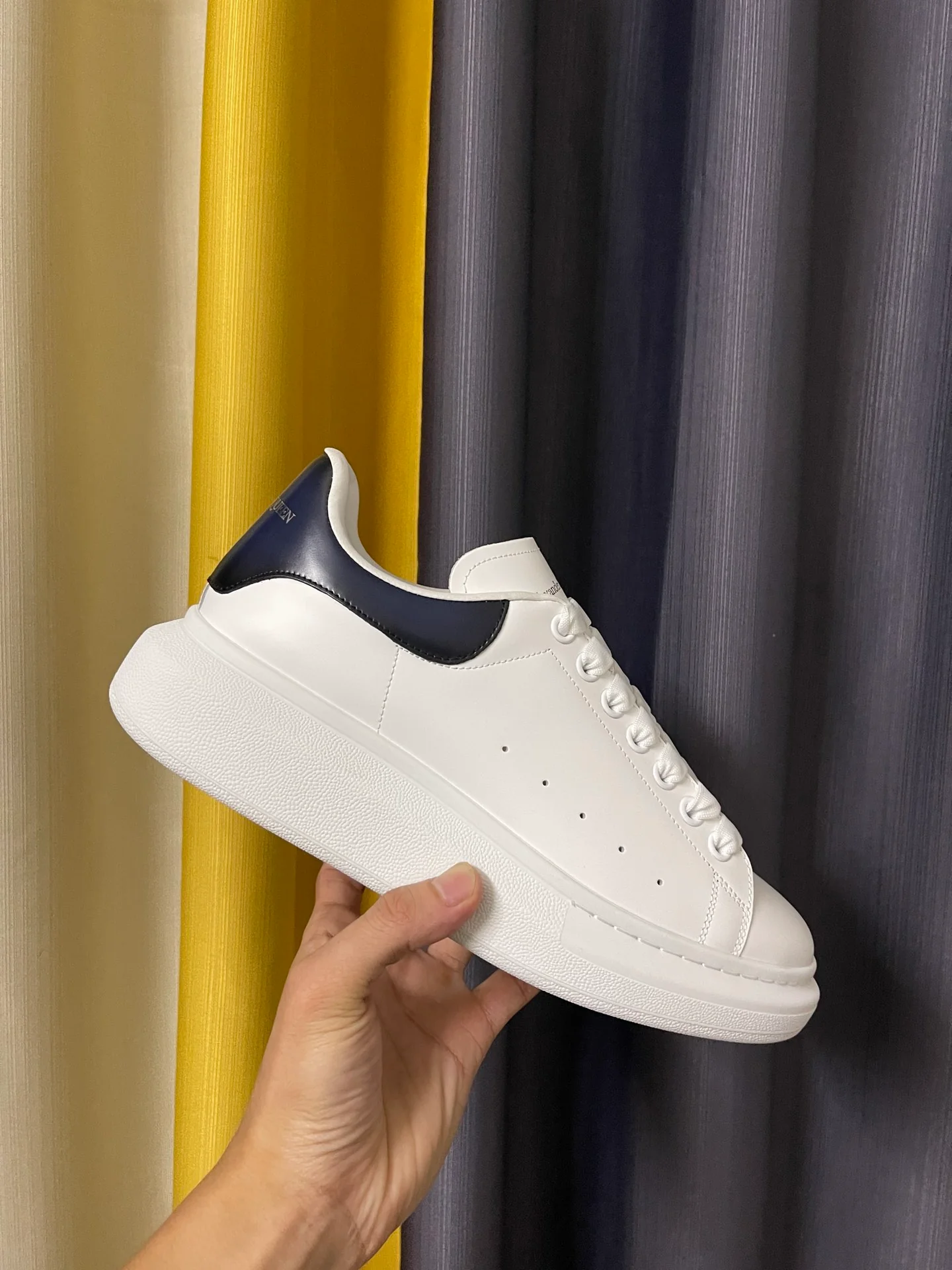 Классические белые кроссовки McQueen - унисекс - градиентный синий