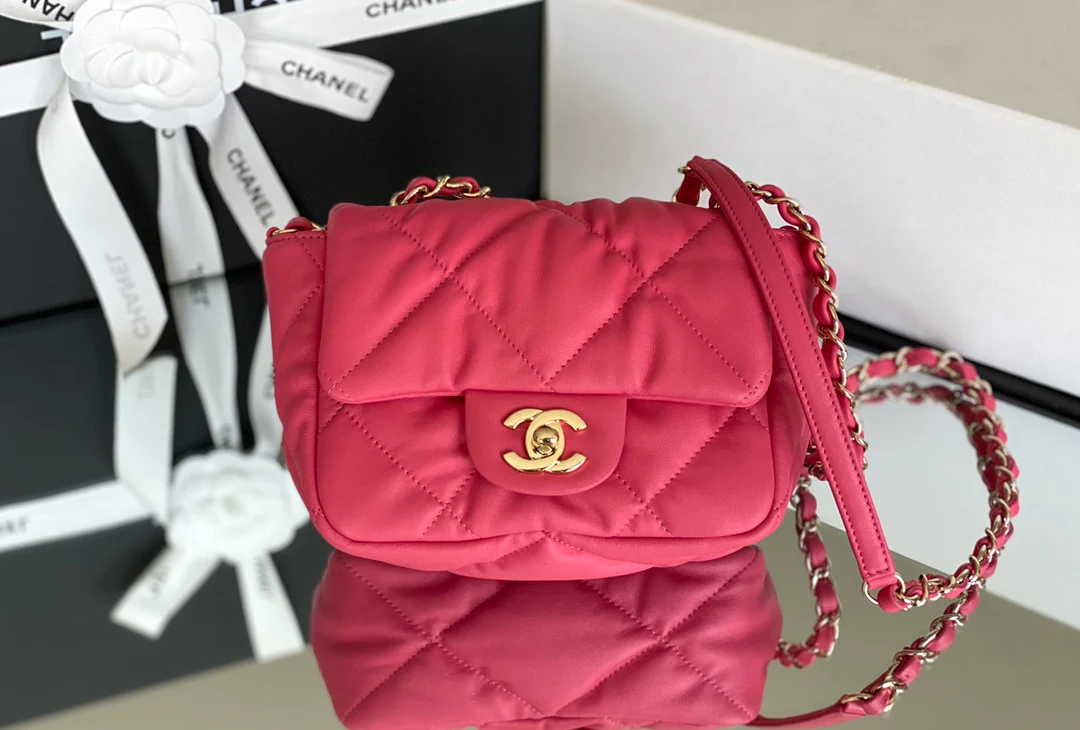 Сумка Chanel Resort Collection из мягкой телячьей кожи - розовая