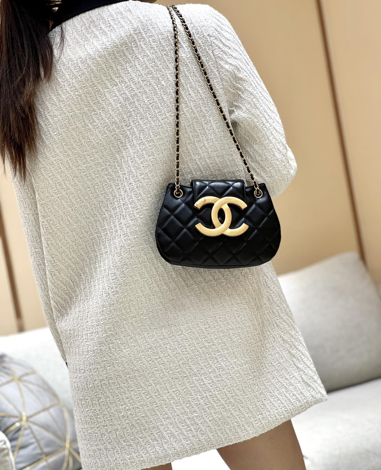 Chanel - Новая большая сумка-мессенджер с двойной буквой C - Черная