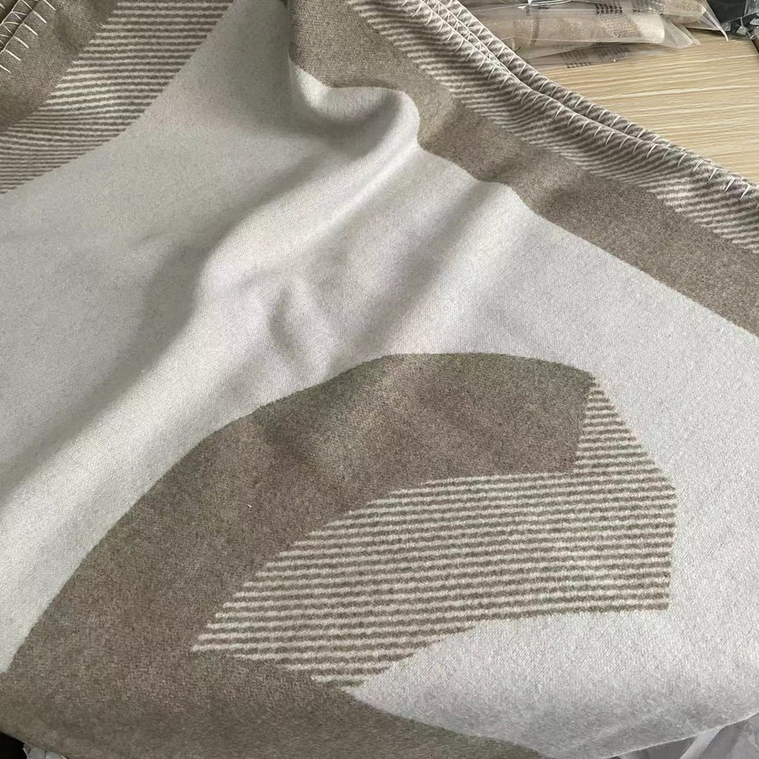 Кашемировое одеяло Chanel — незаменимый элемент роскошного домашнего декора.