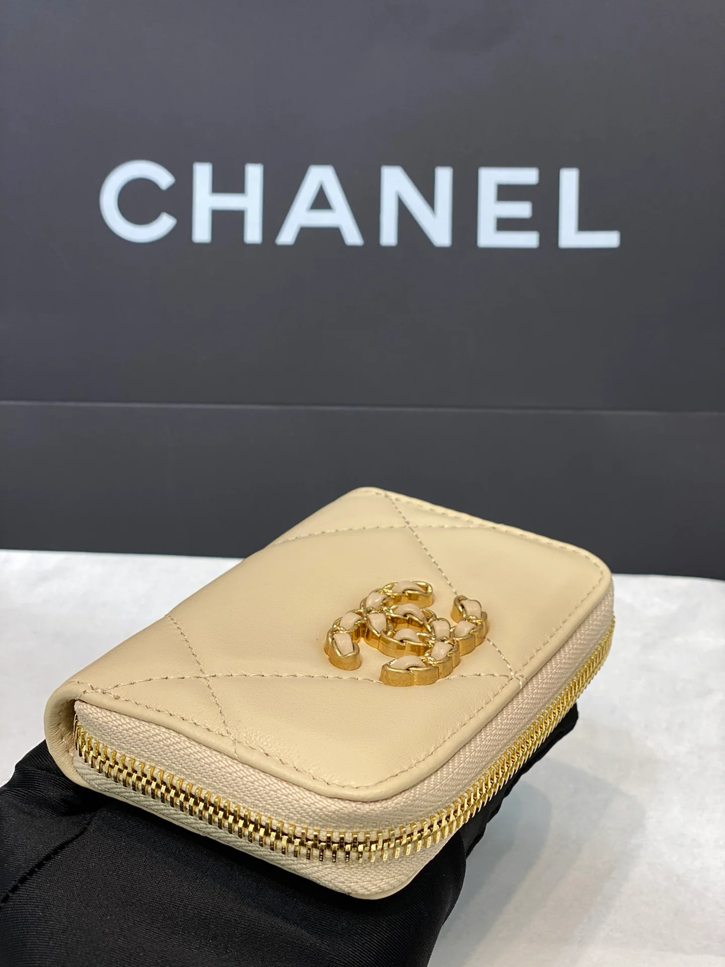 Chanel 19 серии - Большой держатель для карт на молнии с ромбовидным узором - Желтый