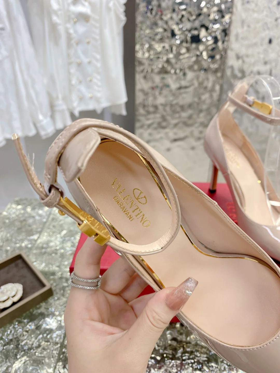 Новинки сезона ?Начало осени? от Valentino 2022 — туфли на высоком каблуке.