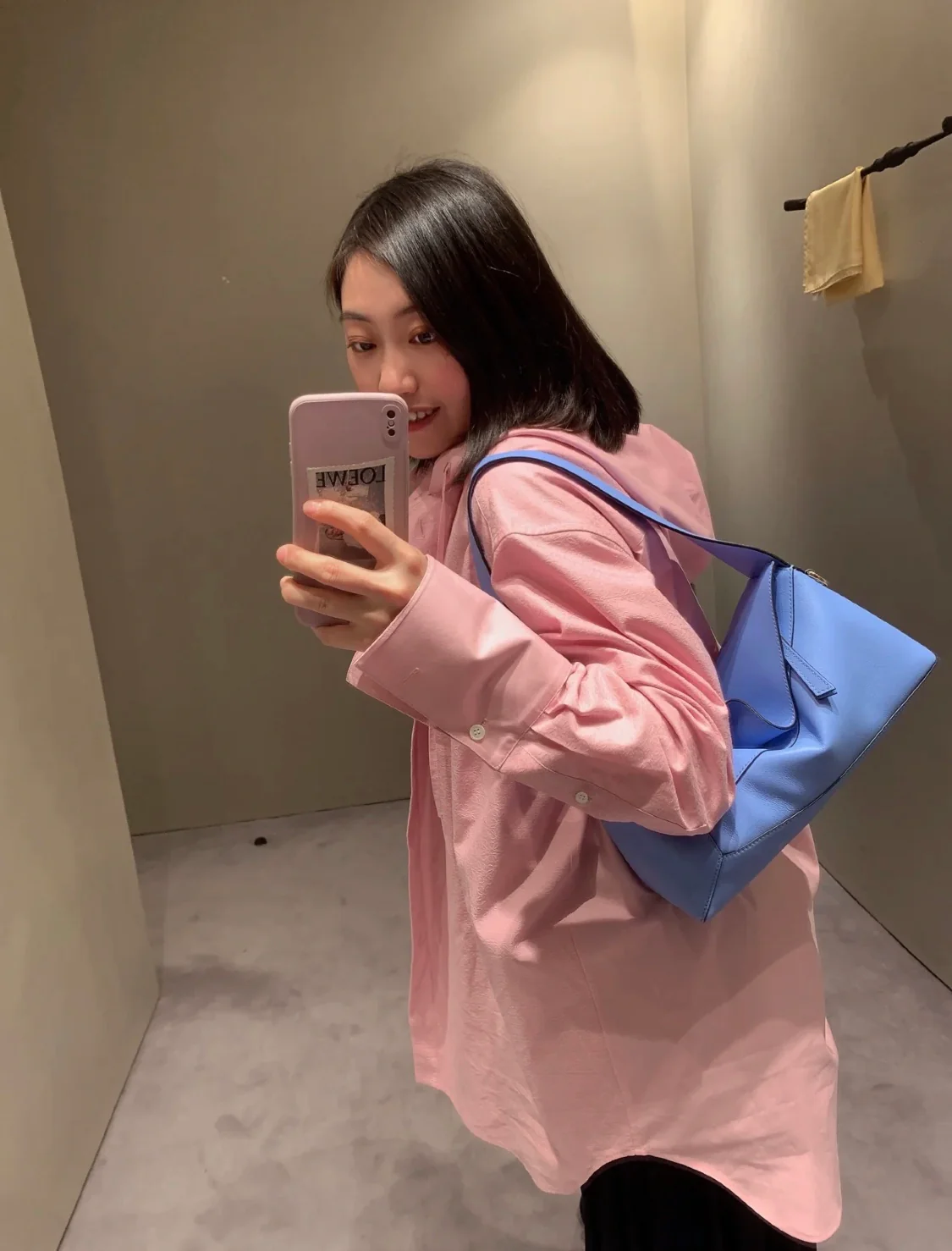 Сумка-хобо Loewe Puzzle, светло-голубая (на фото).