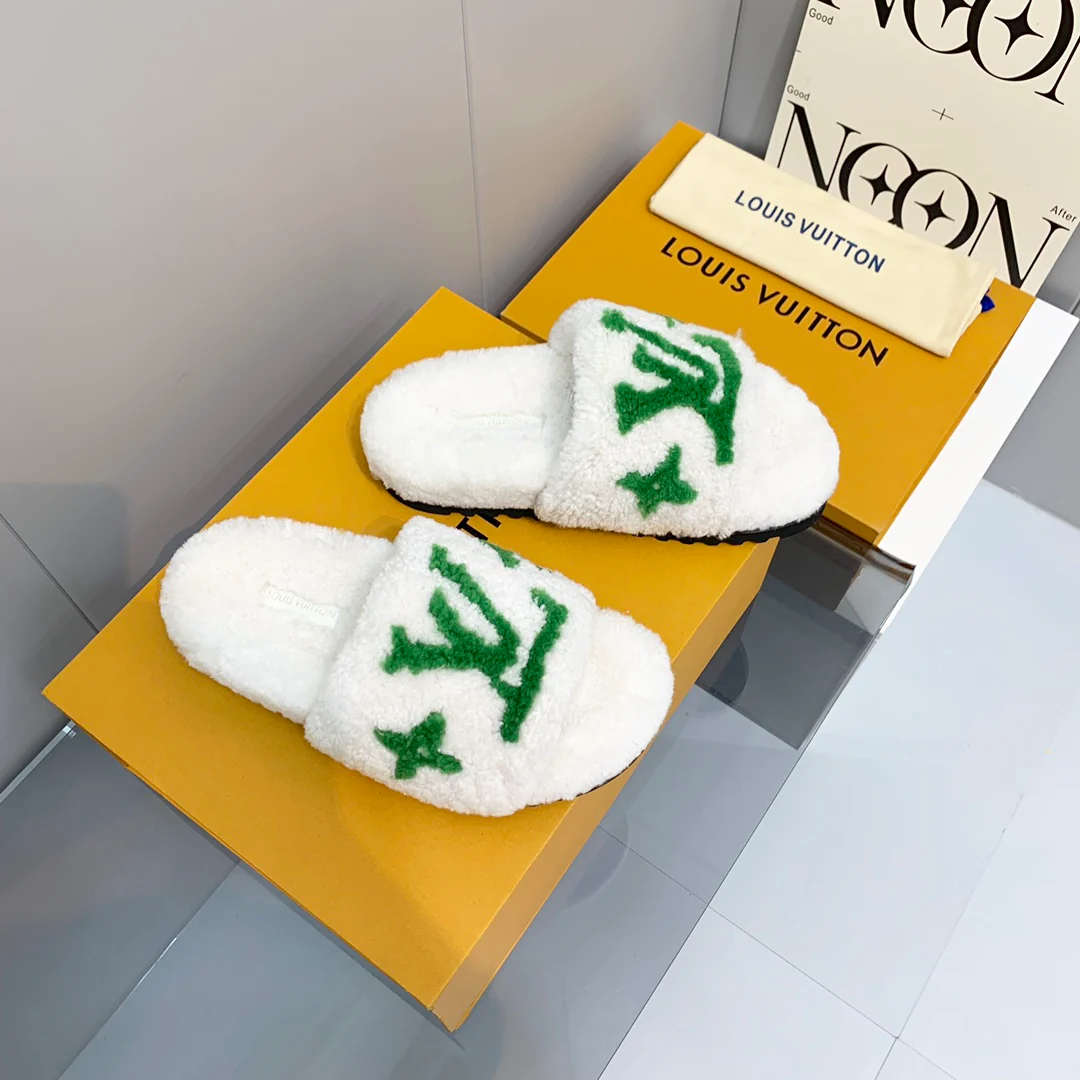 Новинка ранней весны 2022 года от LV — Пушистые тапочки — Белые и зеленые
