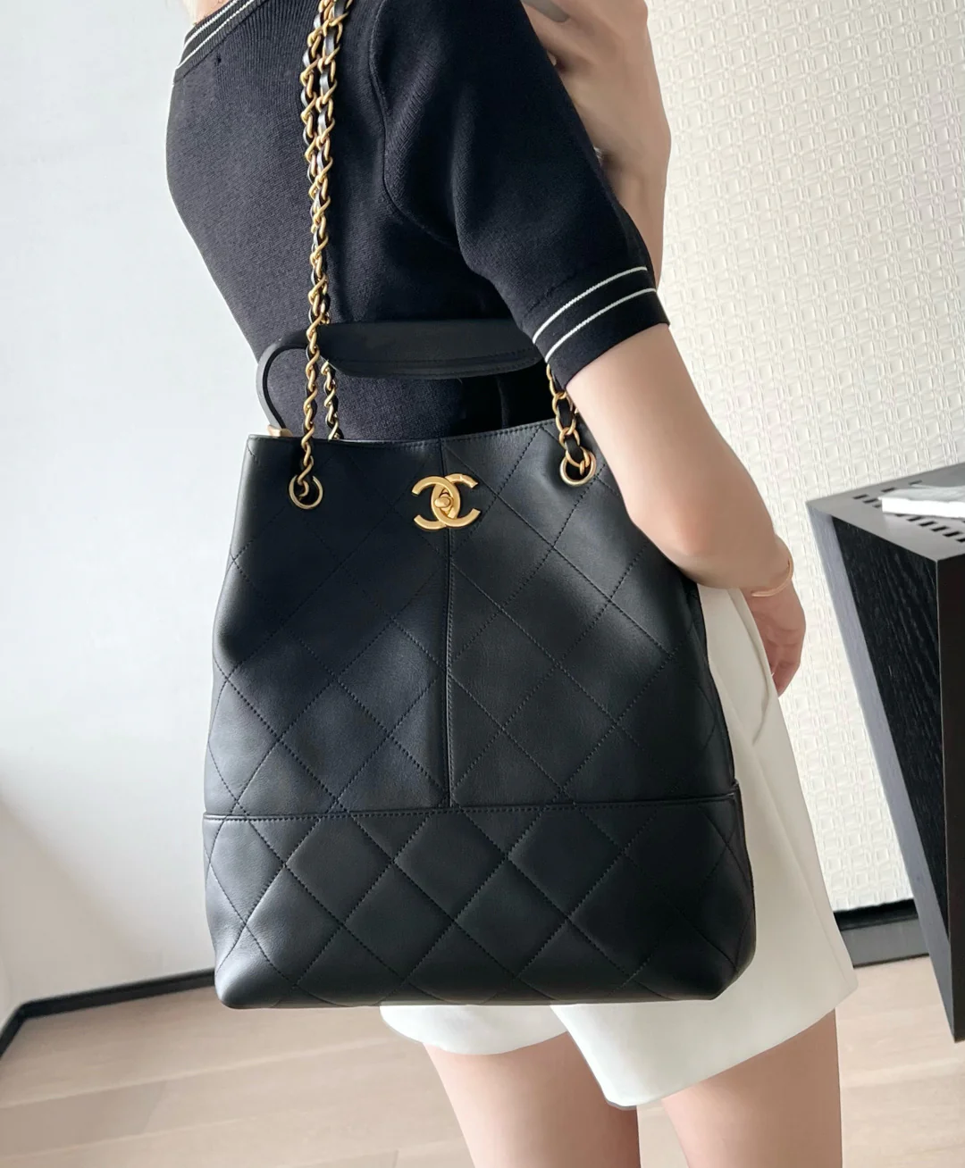 Chanel - ??? - Прямая сумка-шоппер - Телячья кожа - ??? - Черная с золотой фурнитурой