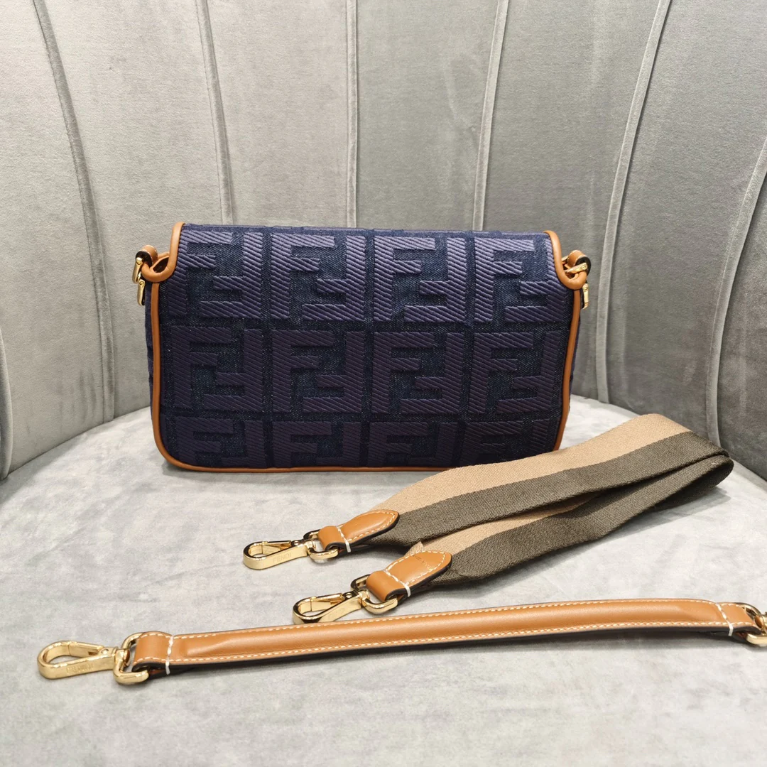Сумка Fendi Baguette Medium Denim Bag