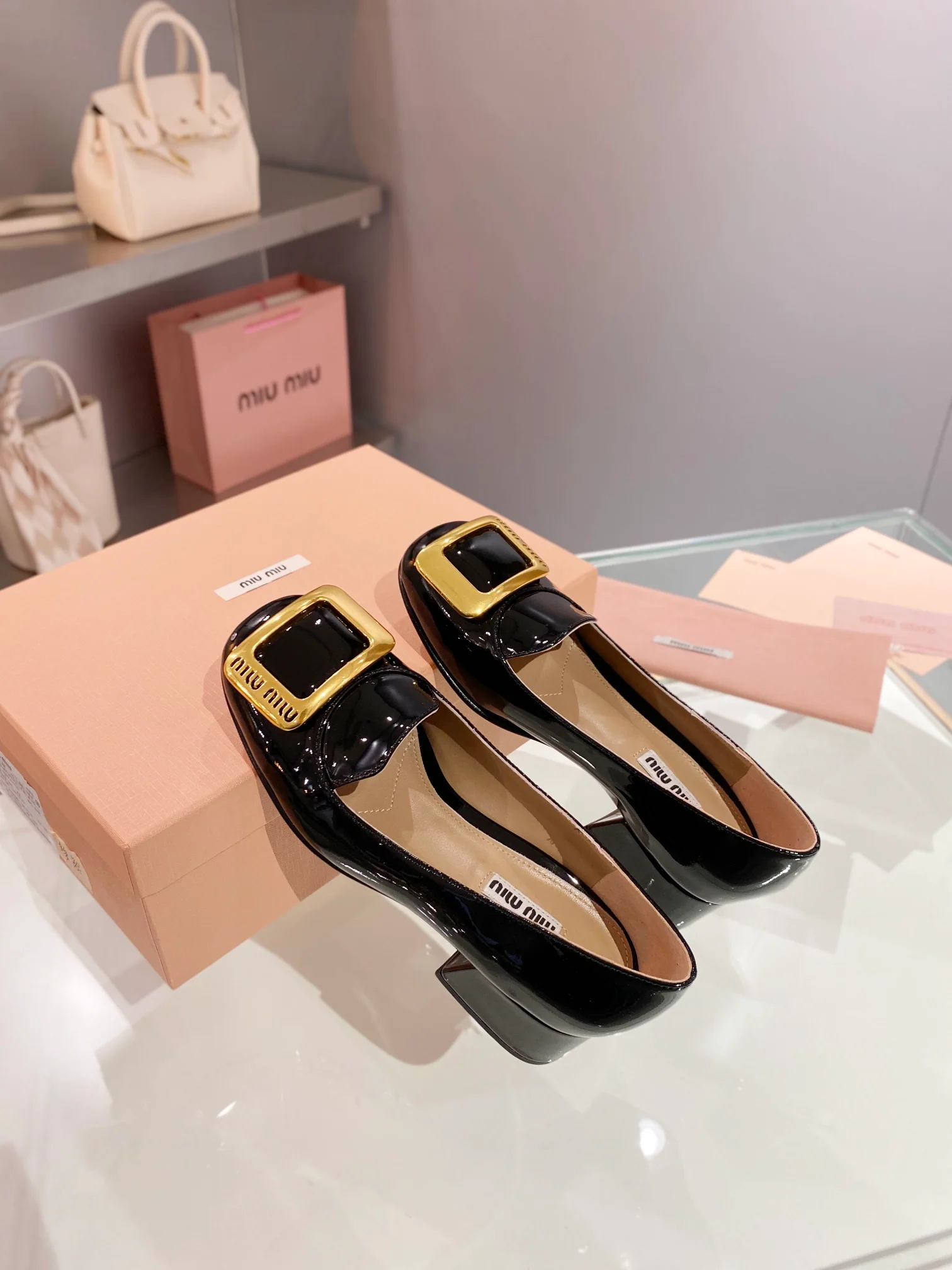 Новинка весны 2023 года от Miu Miu - Туфли на массивном каблуке с закрытым носком - Белые - 1