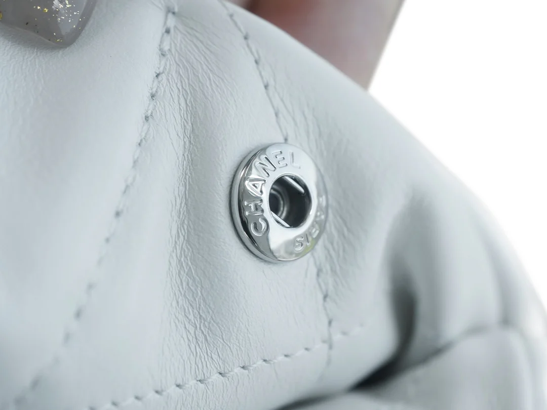 Сумочка Chanel No. 22 — маленькая, белая, серебристая.