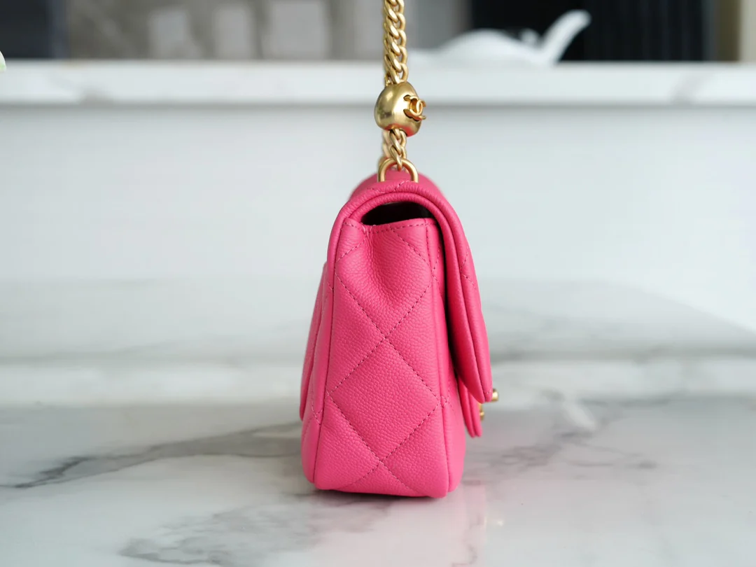 Новинка сезона весна/лето 2023 от Chanel - Сумка на цепочке в форме сердца - Сумка CF - Маленькая - Персиково-розовая