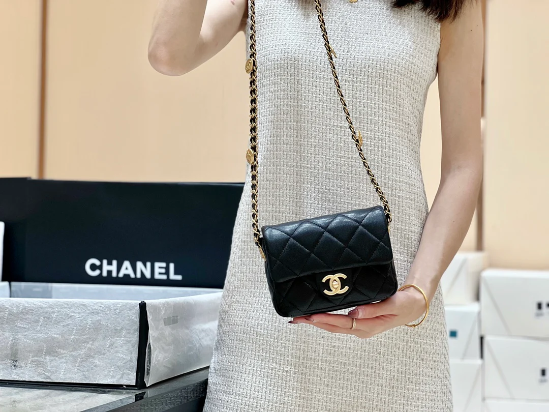 Сумка Chanel CF с цепочкой и монетками — зернистая телячья кожа — маленькая — черная — фотографии, демонстрирующие, как она выглядит на руке.