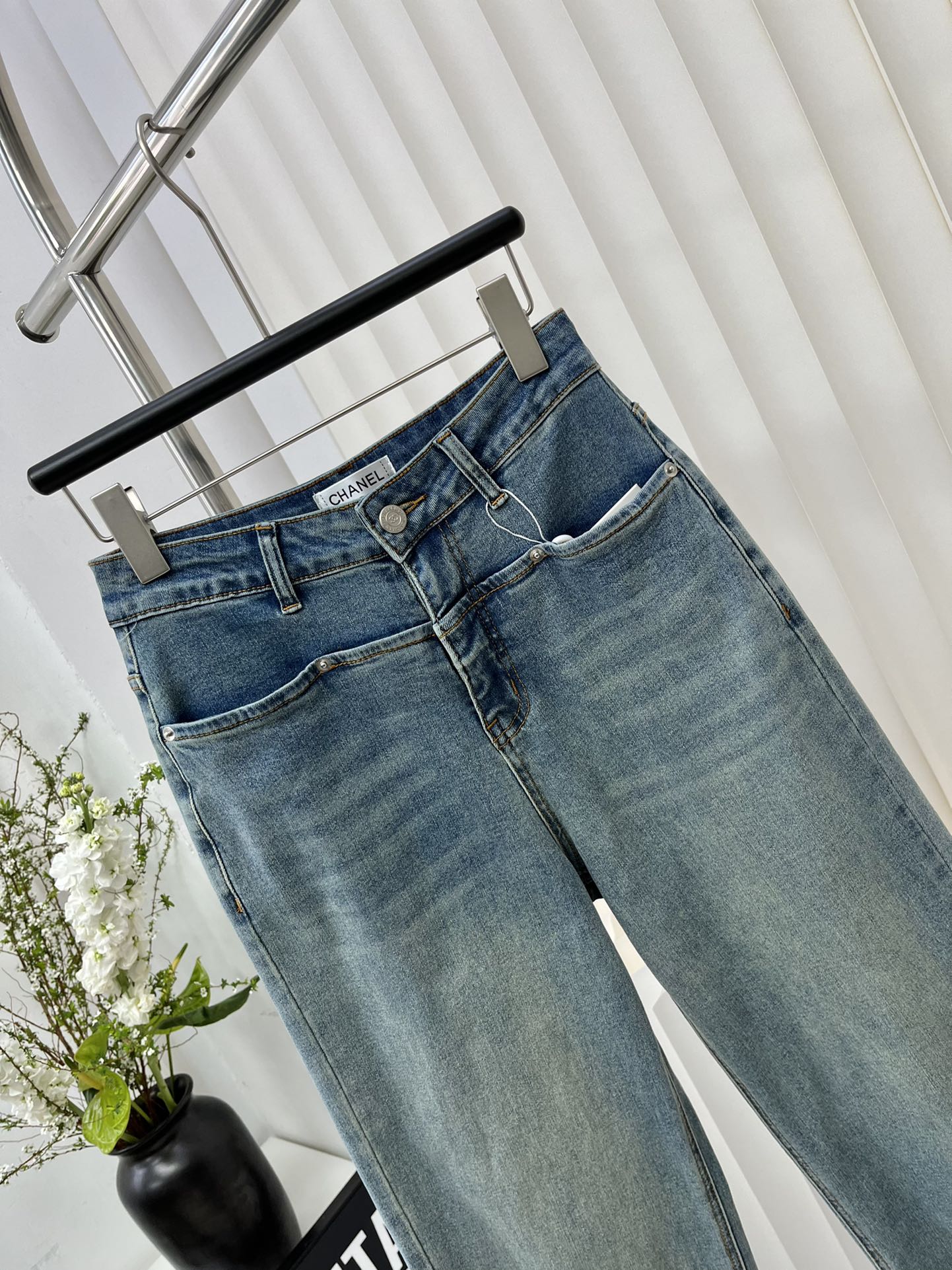 Классические джинсы Chanel 2403 с вышитыми буквами - 1 шт.