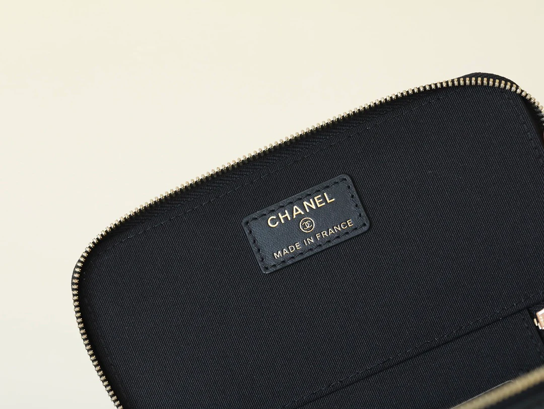 Коллекция Chanel Métiers d'Art - Сумочка для помады - Квадратная коробочка - Черная