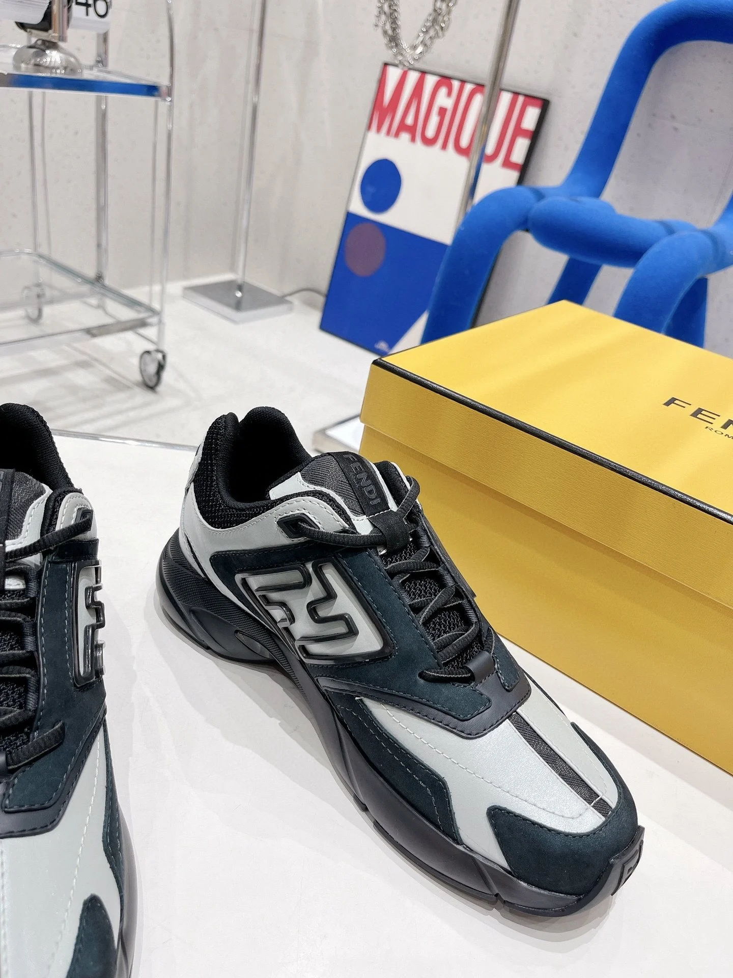 Новинки осенне-зимней коллекции Fendi 2022 — ретро-кроссовки — массивная обувь — парный стиль