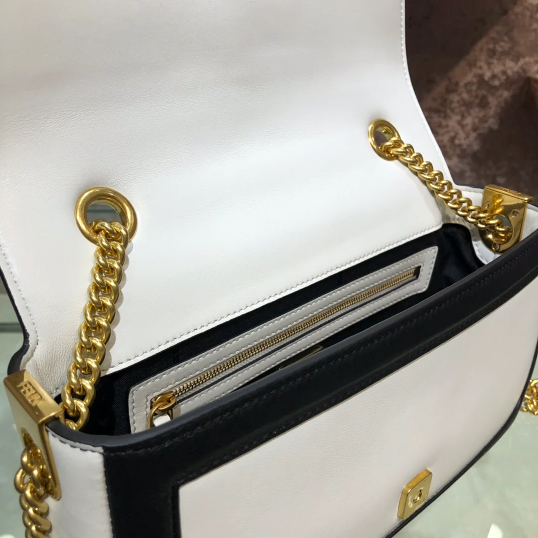 Сумка Fendi Baguette Medium из черной кожи с окантовкой