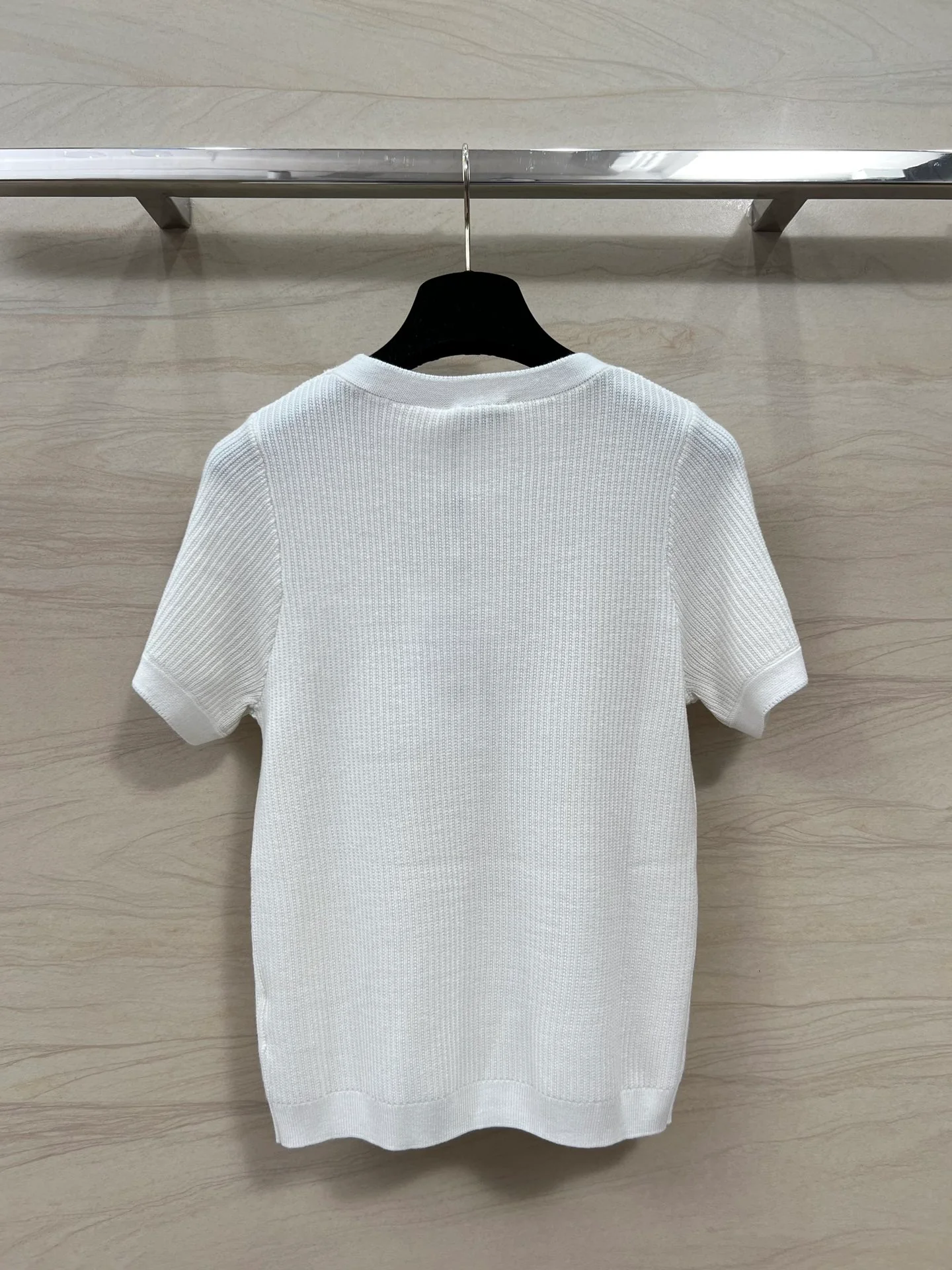 Chanel 2403 - Белый вязаный топ с короткими рукавами и вышивкой в ??виде четырехлистного клевера в кармане