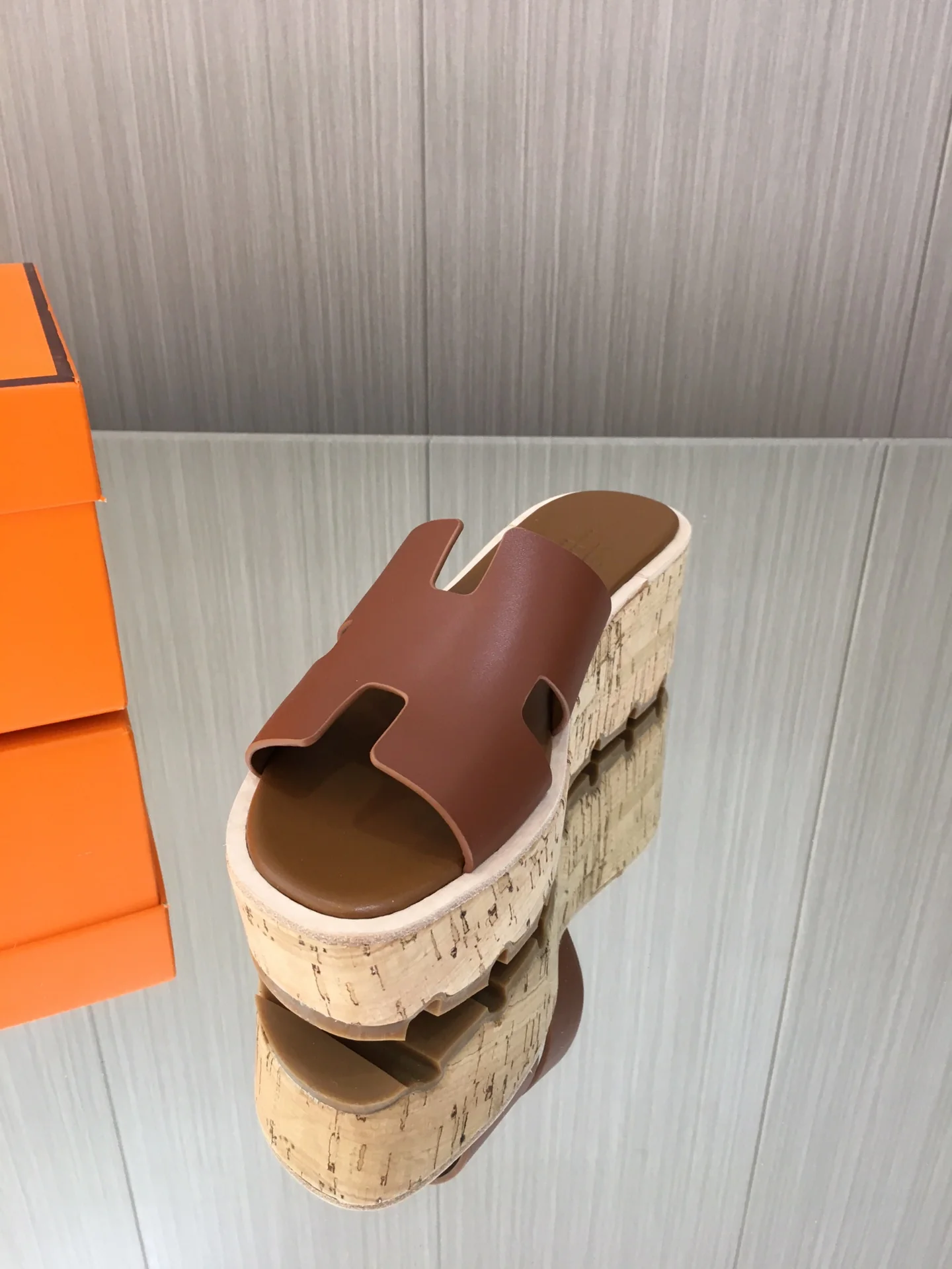 Новинка сезона весна/лето 2023 от Hermes - Кожаные тапочки на платформе с принтом пальм - Коричневые