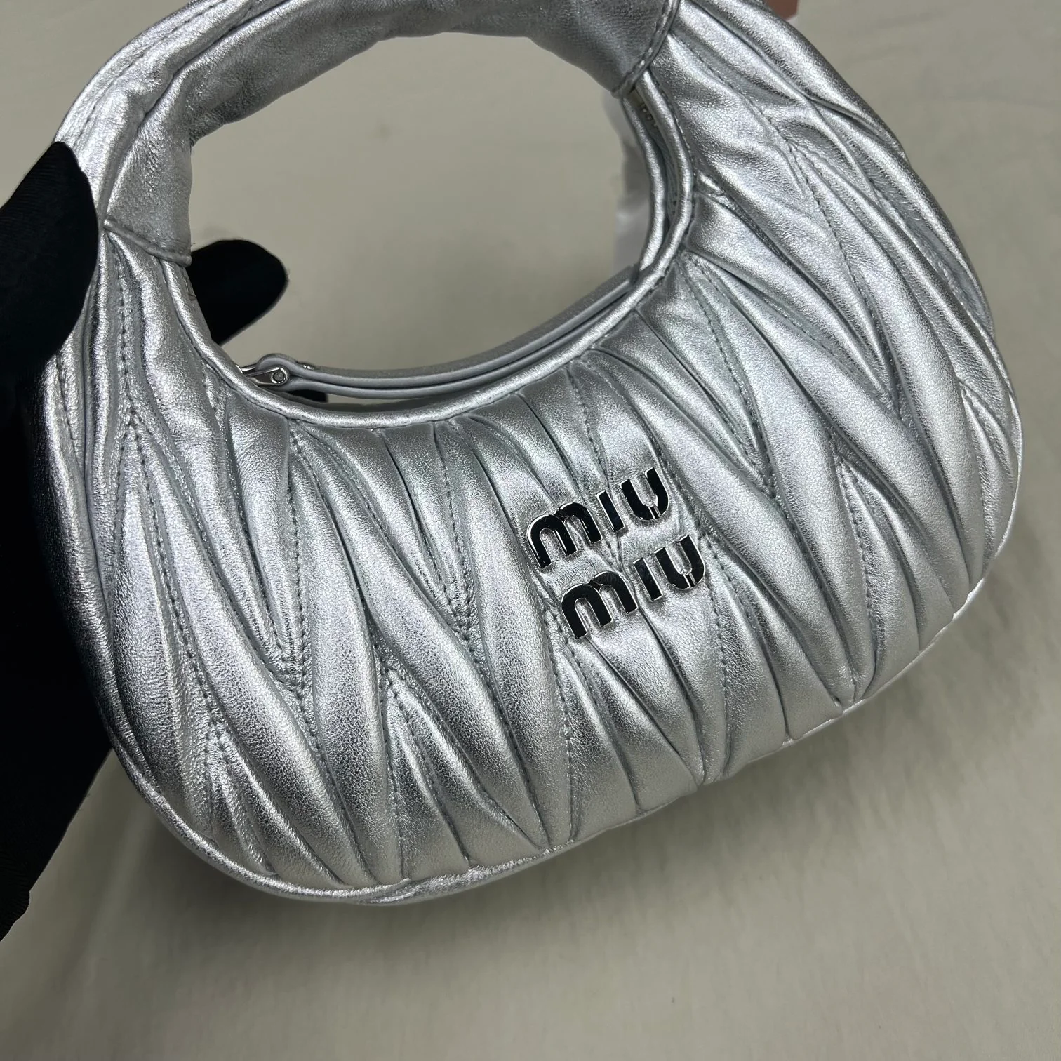Сумочка Miu Miu Wander, миниатюрная, из овечьей кожи, серебристая.