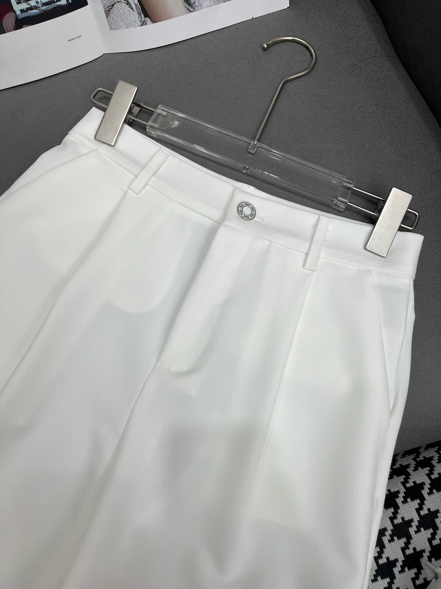 Miu Miu - 2404 - 24ss Весна/Лето Новые шорты с надписью и металлической пряжкой - Белые