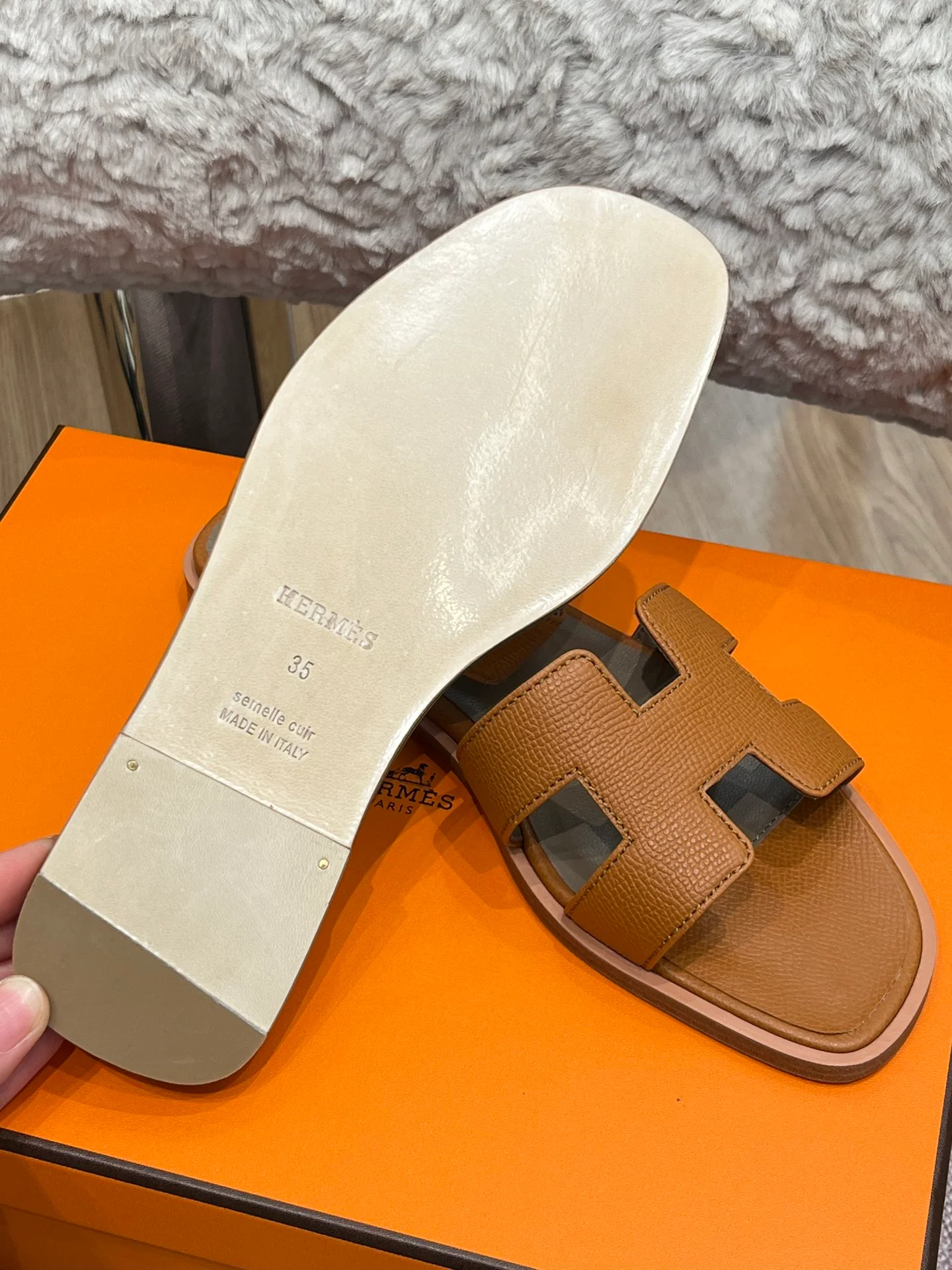 Новинка сезона весна/лето 2022 от Hermes - сандалии на плоской подошве