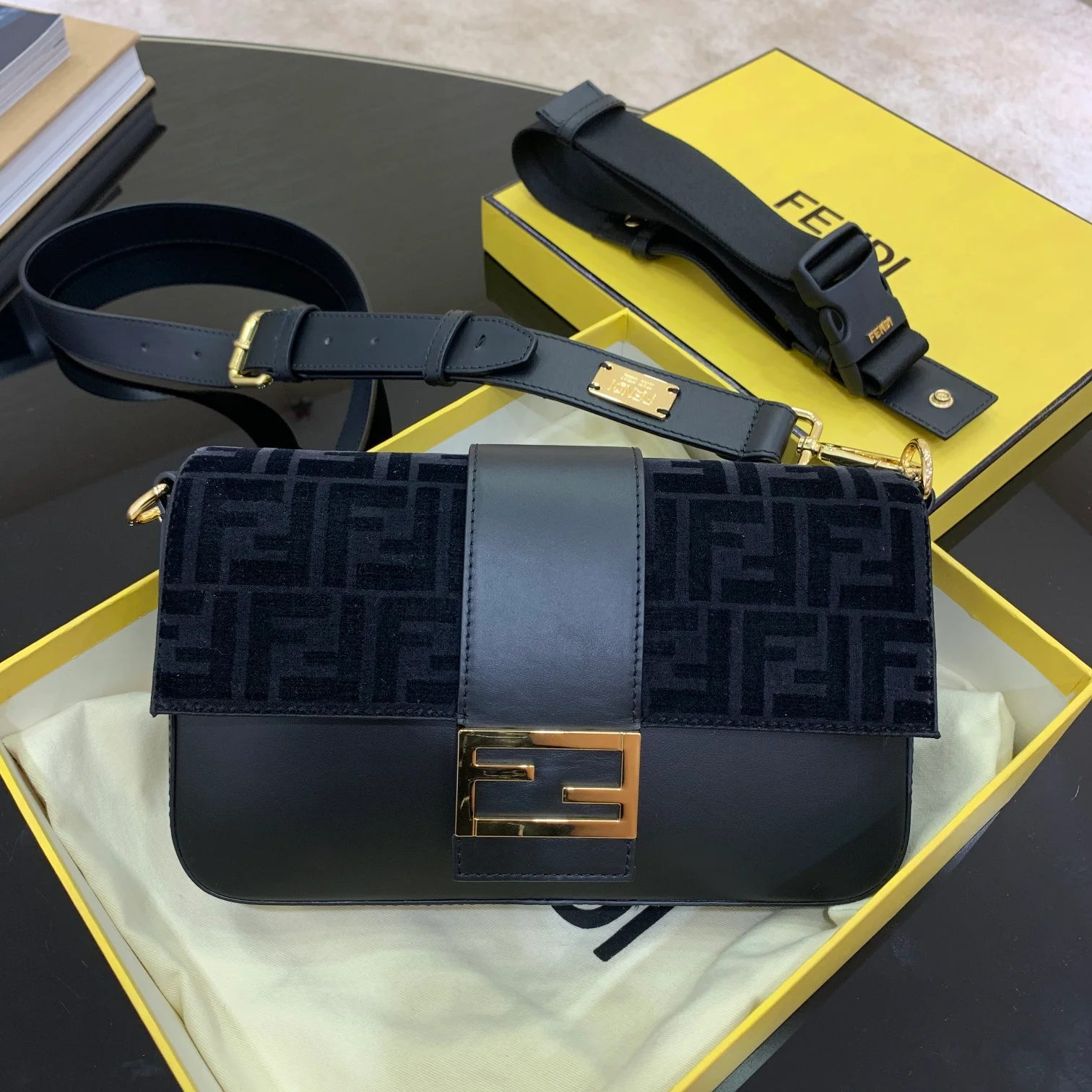 Сумка Fendi Baguette Medium из черной кожи.