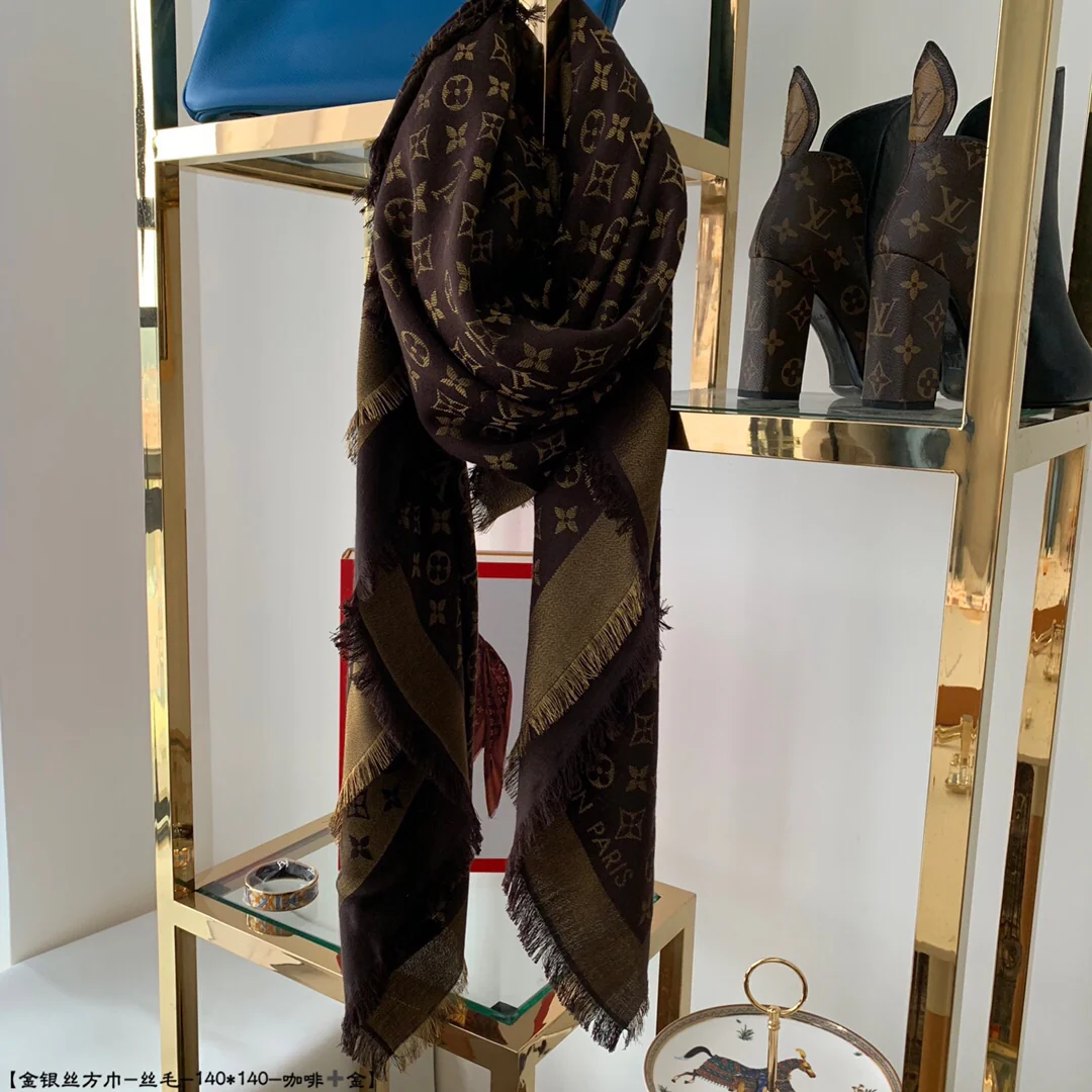 Шелковый платок LV 140 см - с монограммой на канве.