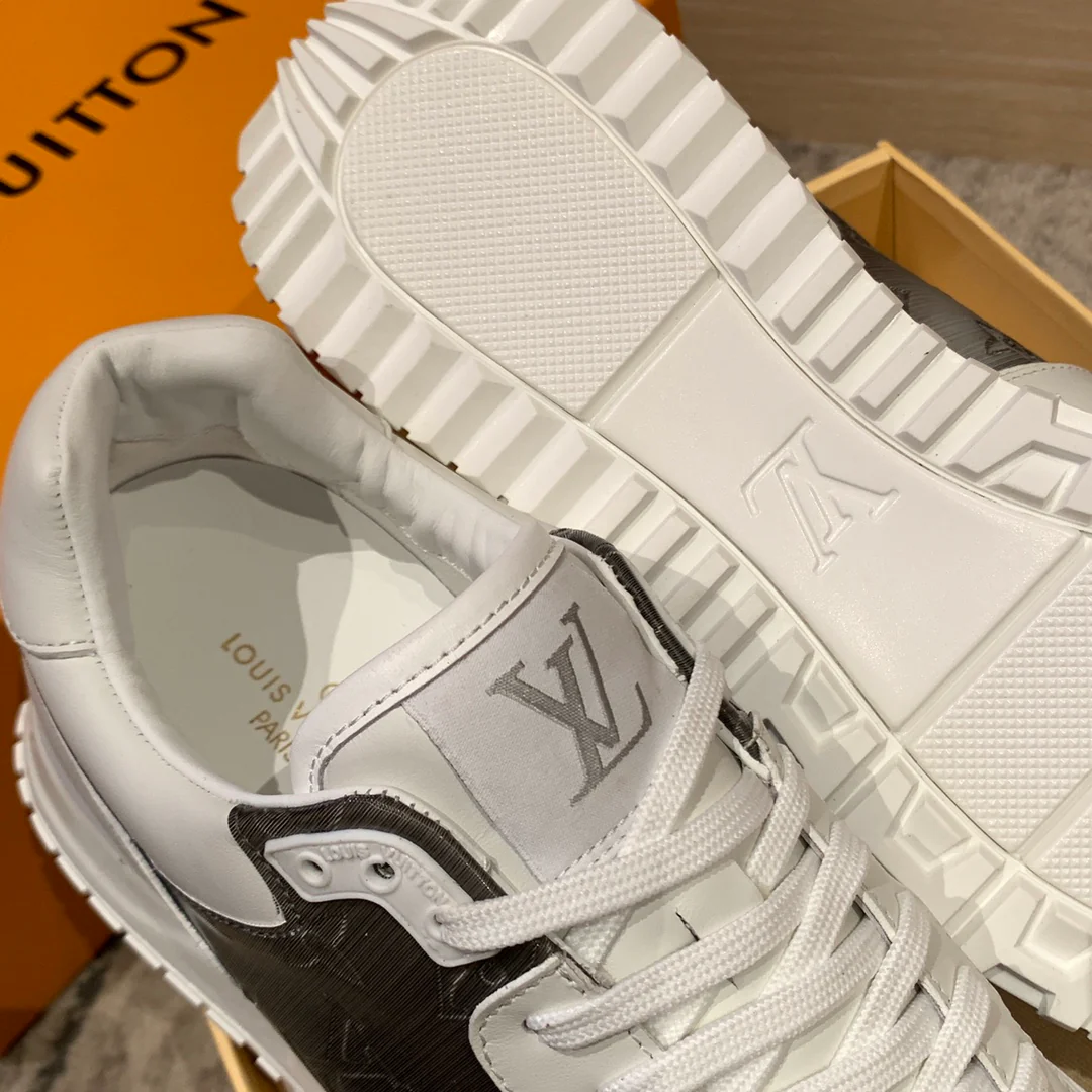 LV - Спортивная и повседневная обувь - Белая с переливающимся узором.