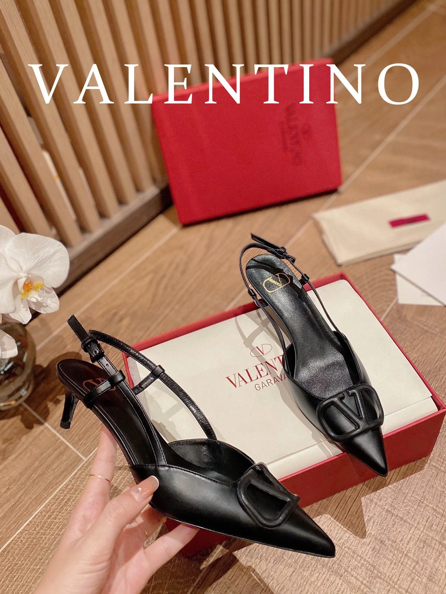 Туфли Valentino с V-образной пряжкой и открытой пяткой — черные.