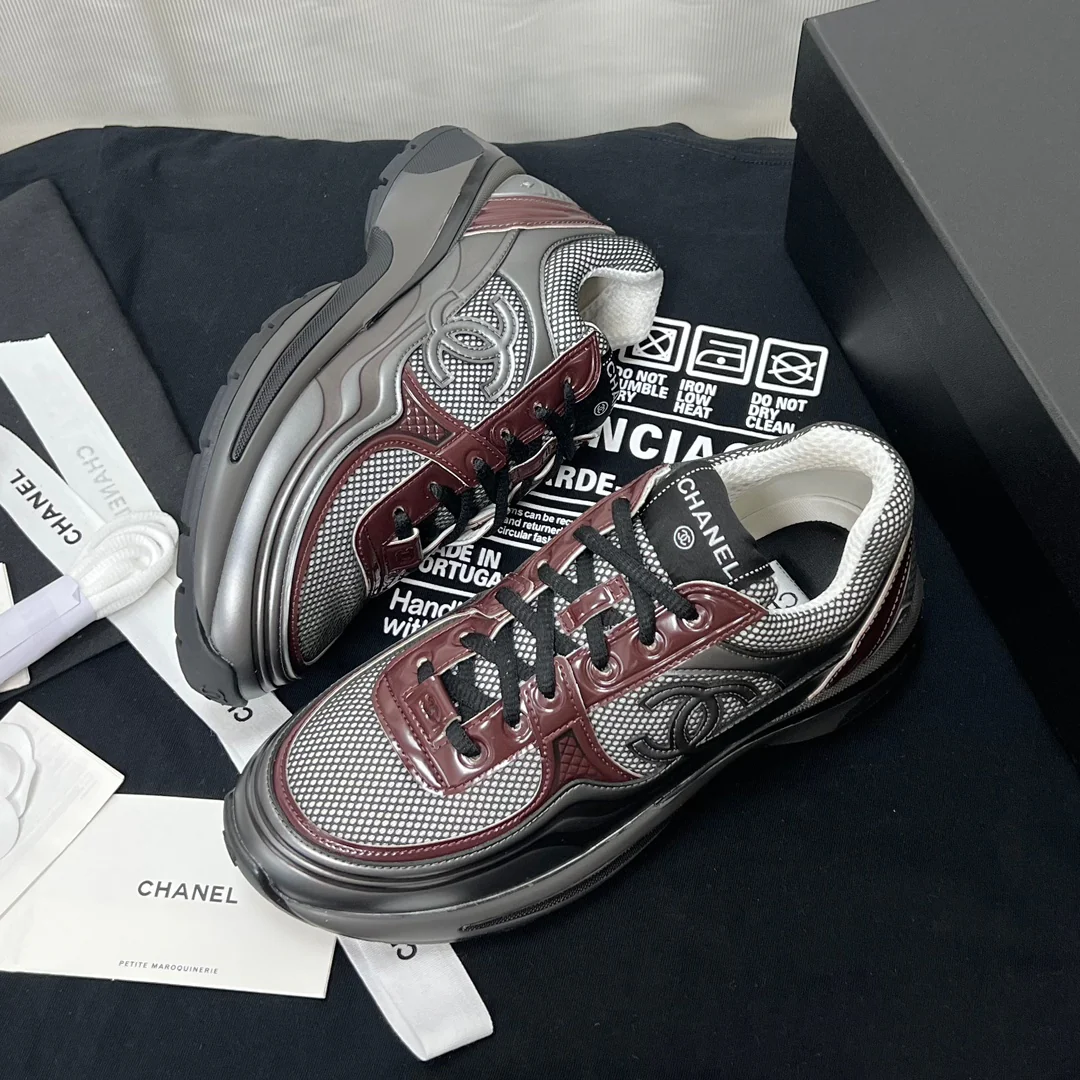 Круизная коллекция Chanel 2023 — Подиумная коллекция — Кроссовки — Черно-красные