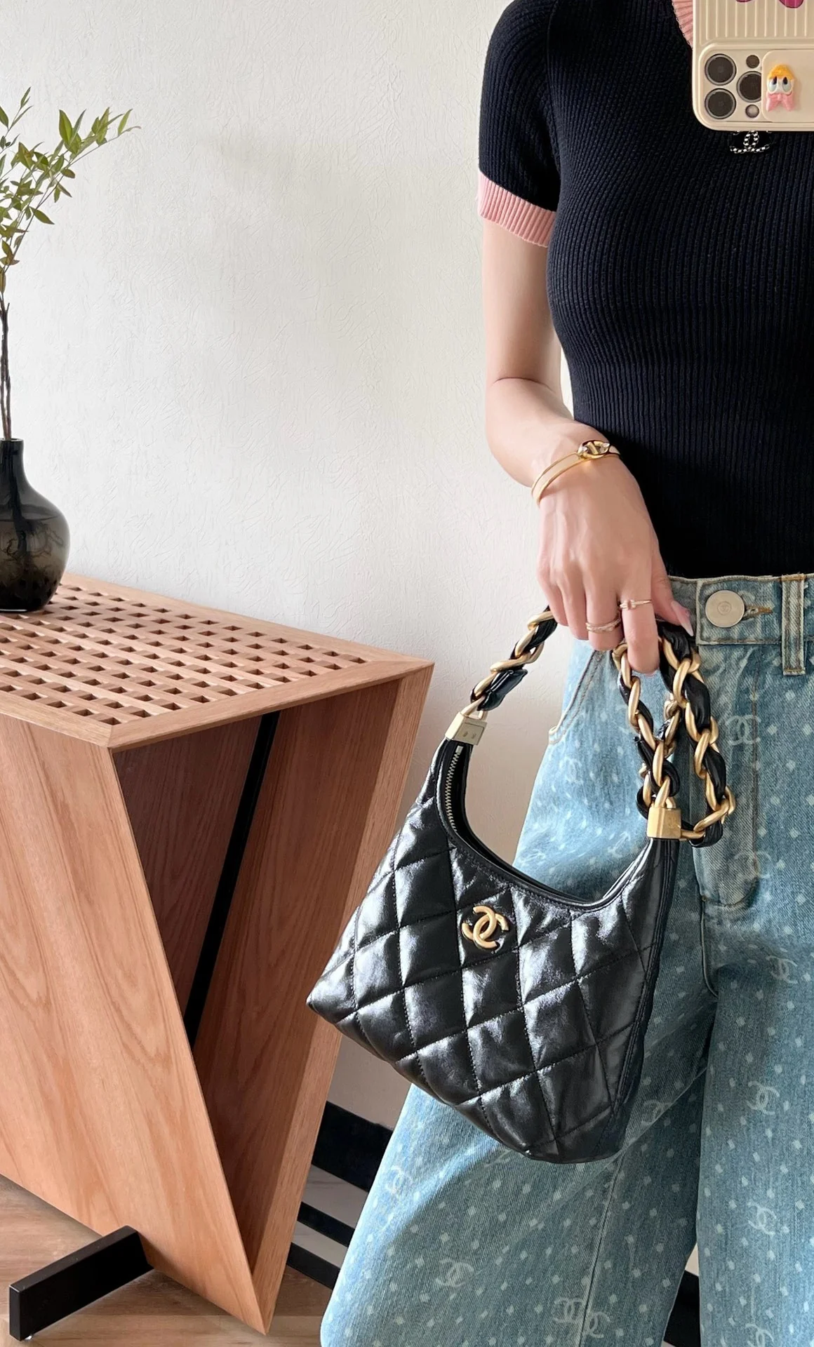 Сумка Chanel 24a Métiers d'Art из глянцевой овечьей кожи, маленькая, черная.