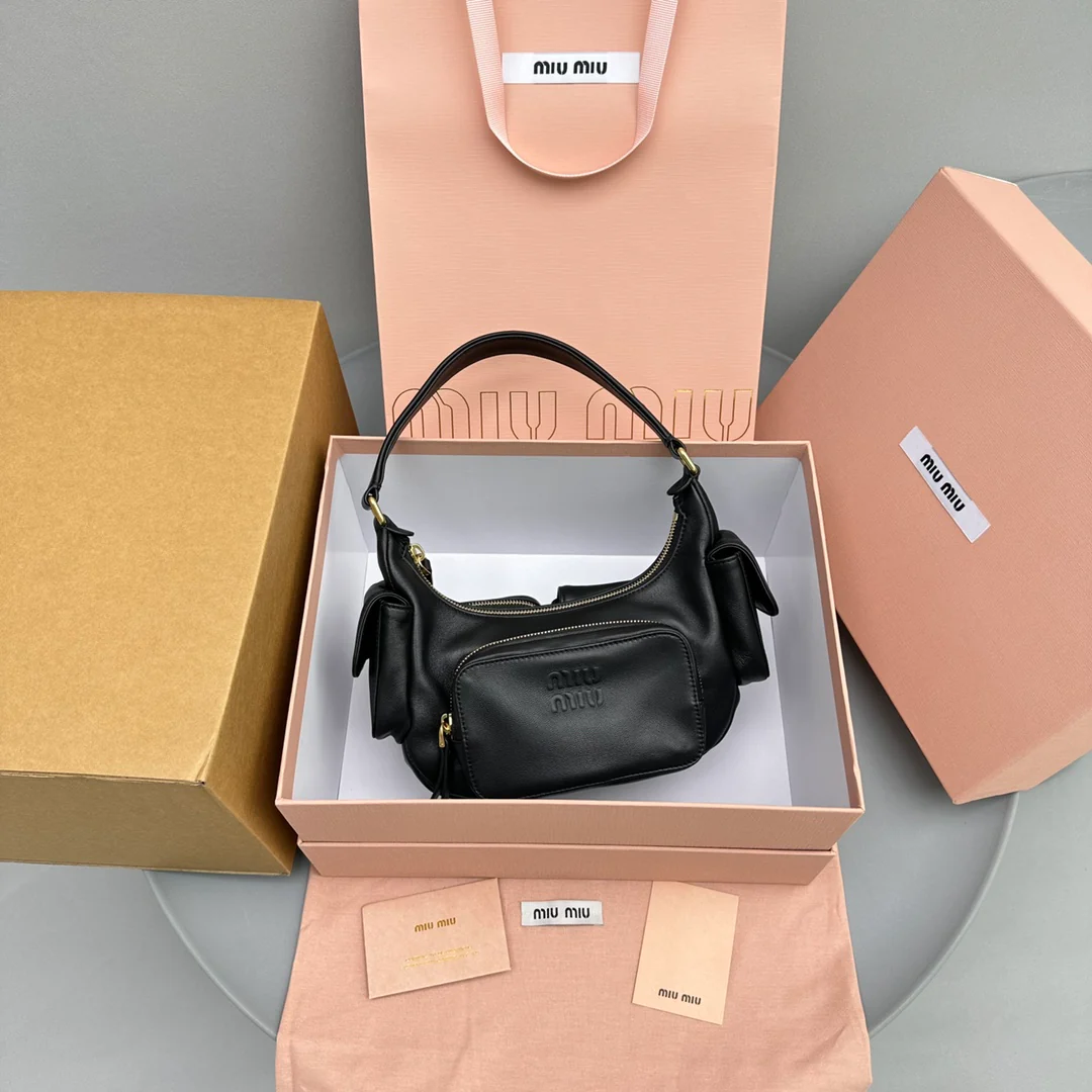 Сумка-клатч Miu Miu из кожи наппа — черная