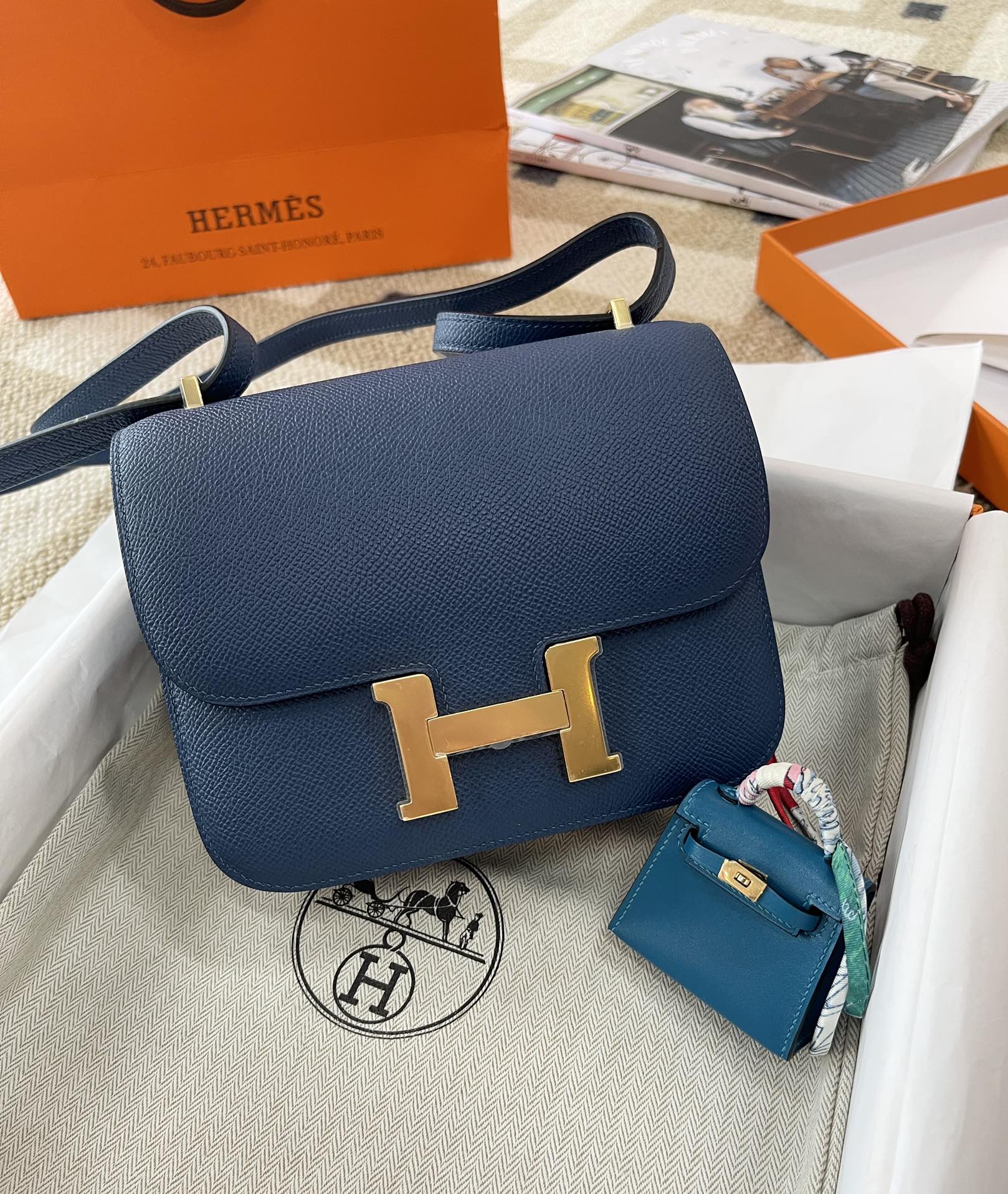 Миниатюрная пряжка Hermes Constance из английской золотой фольги глубокого синего цвета