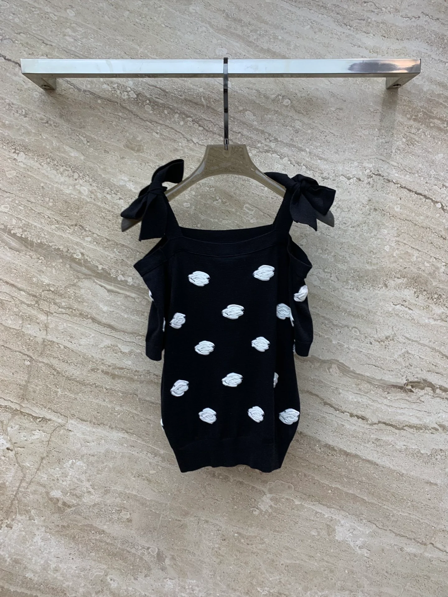 Chanel 2403 - Трикотажный топ с открытыми плечами и вышивкой камелий в 3D-формате