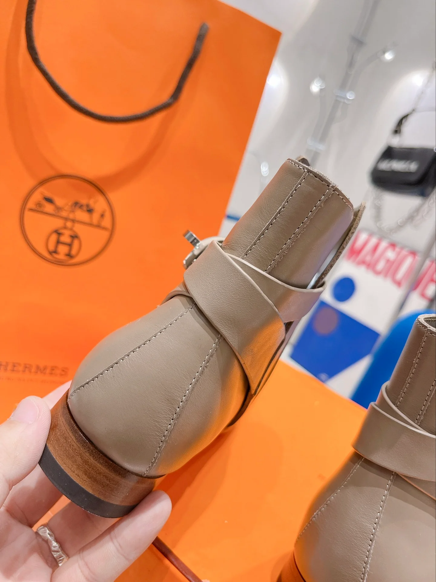 Новинка сезона осень/зима 2022 от Hermes - ботильоны Kelly с пряжкой.