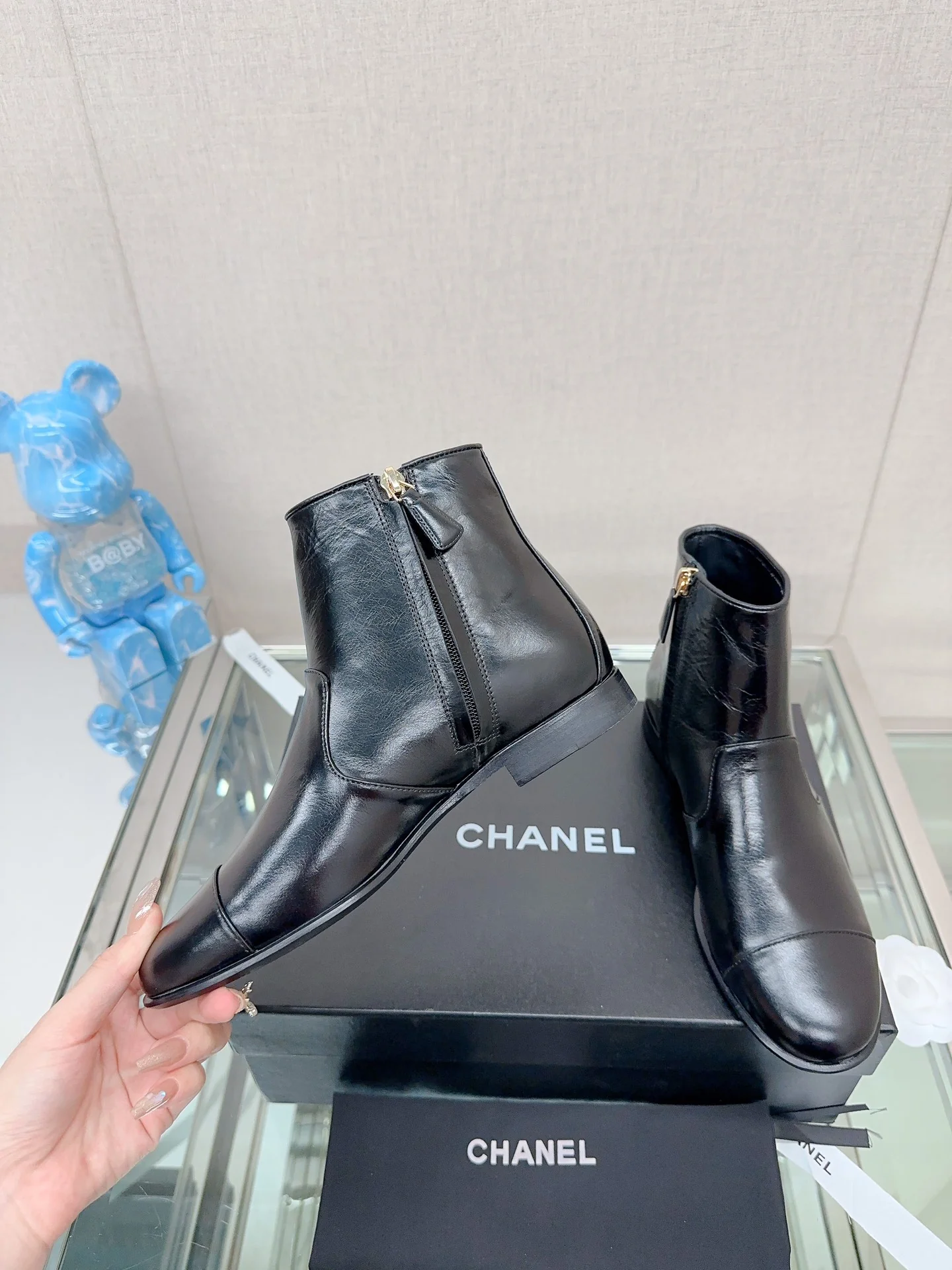 Новинка сезона осень/зима 2023 от Chanel - Лакированные ботильоны на плоской подошве - Черные