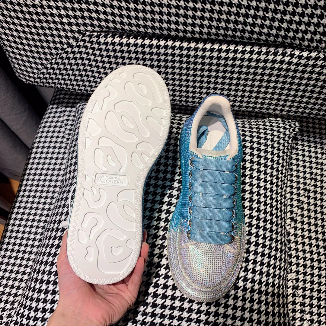 Классические белые кроссовки McQueen — серебристо-голубые с отделкой из страз.