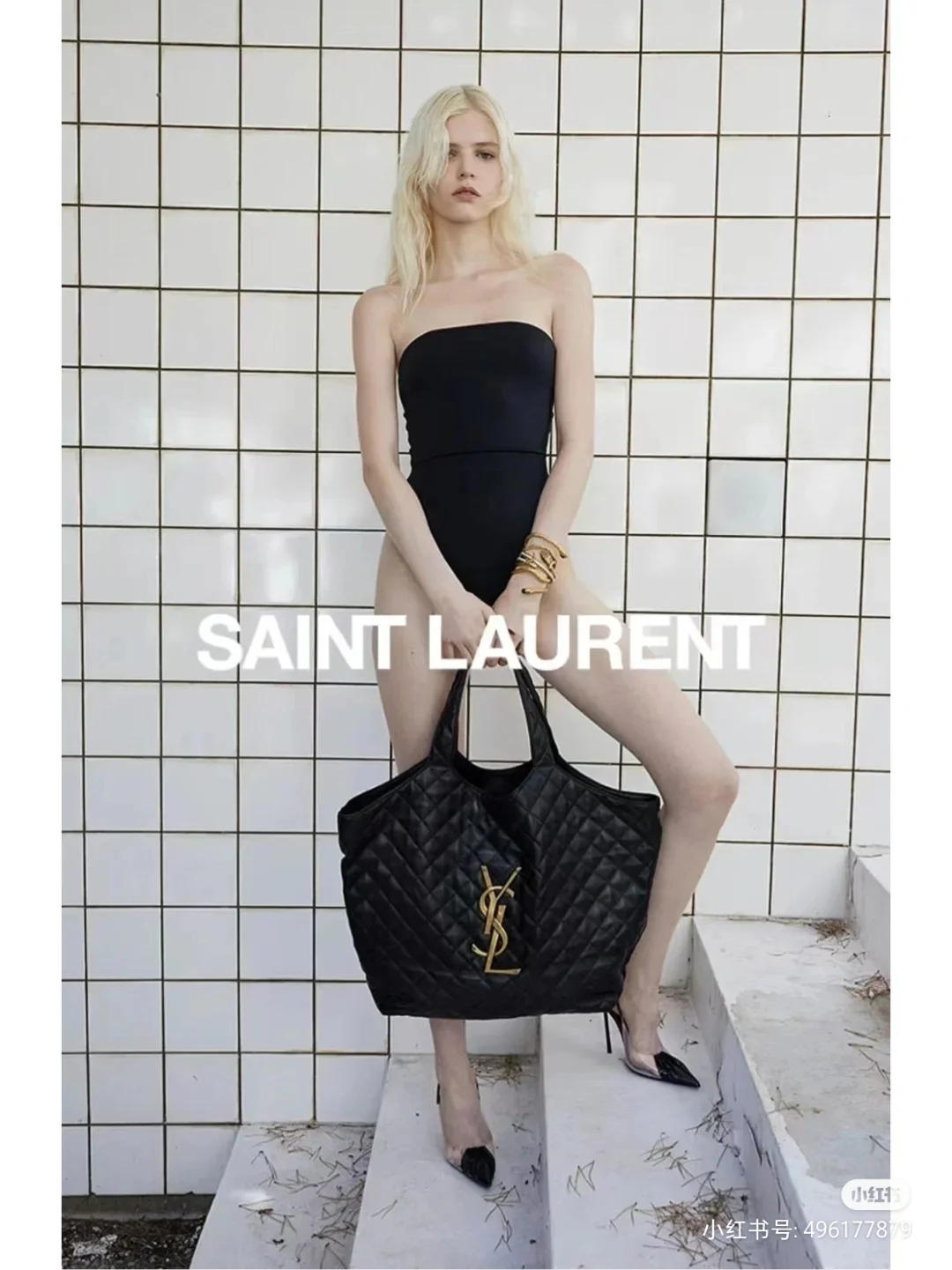 Сумка-тоут YSL Icarre — из овечьей кожи — черная с золотой фурнитурой — стиль Роуз (выбор Пак Чэ Ён) — фотографии в одежде