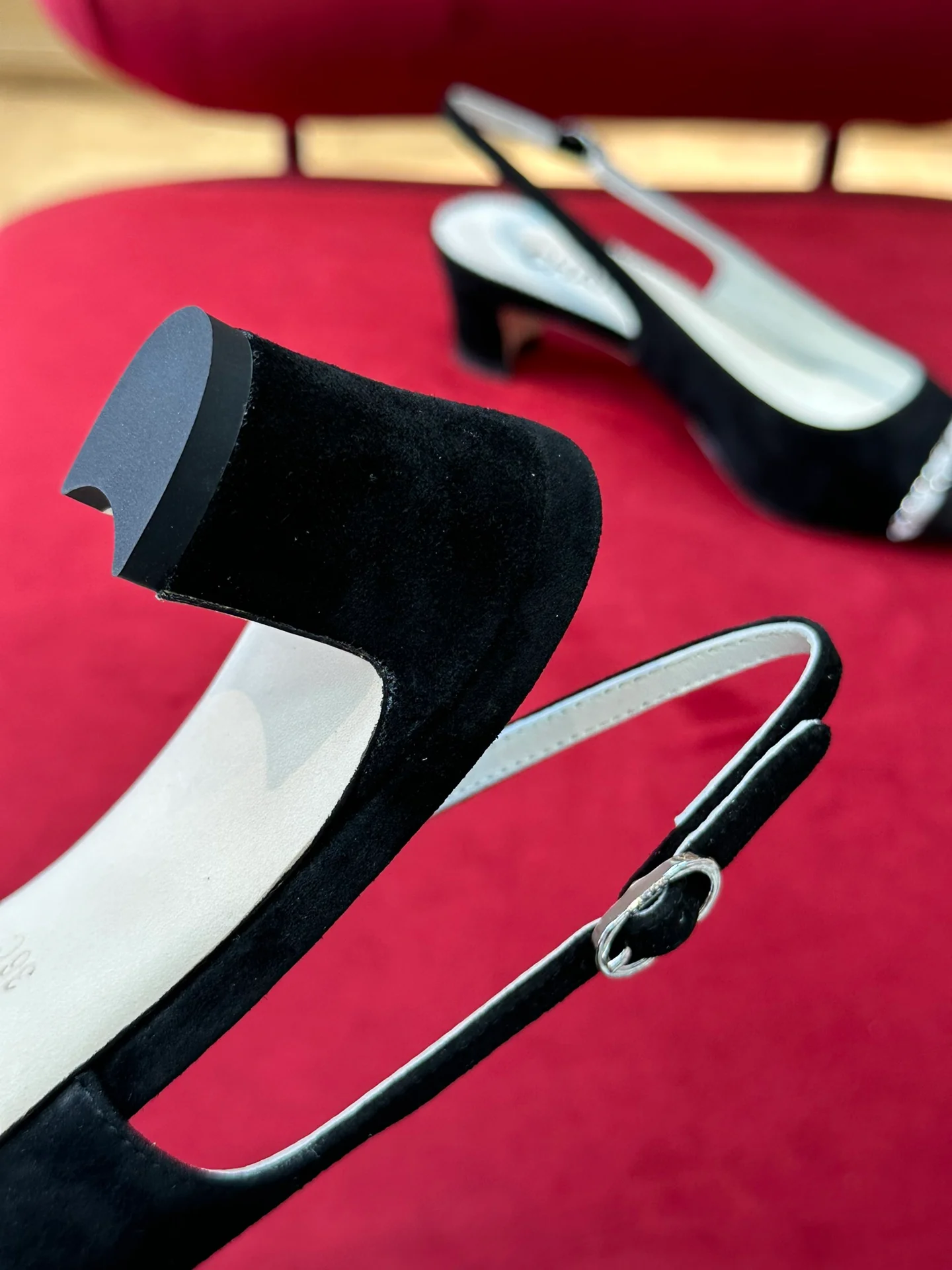 Замшевые босоножки Chanel на низком каблуке с цепочкой