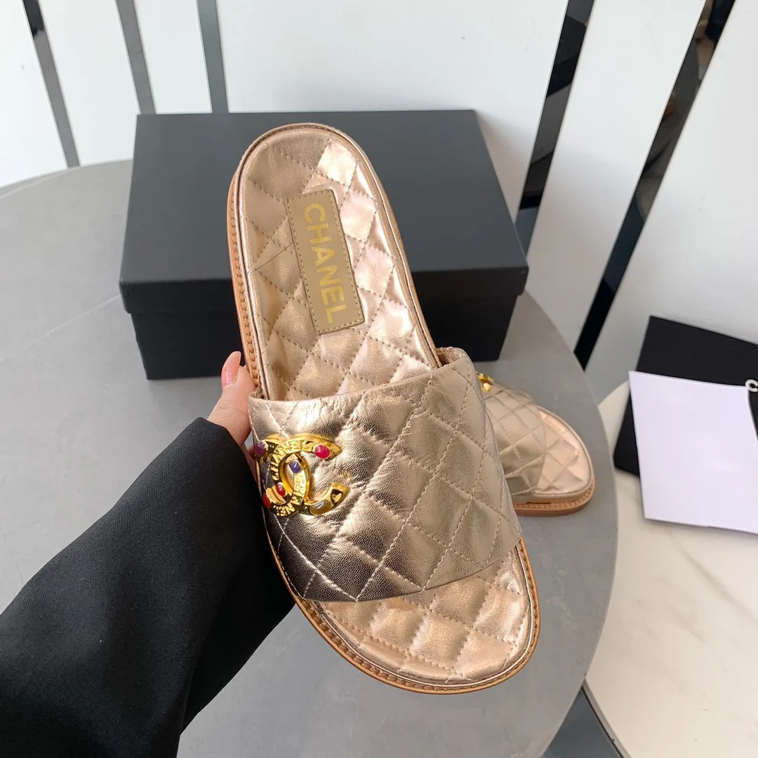 Новинка сезона осень/зима 2022 от Chanel - Тапочки из овечьей кожи - Золотистые