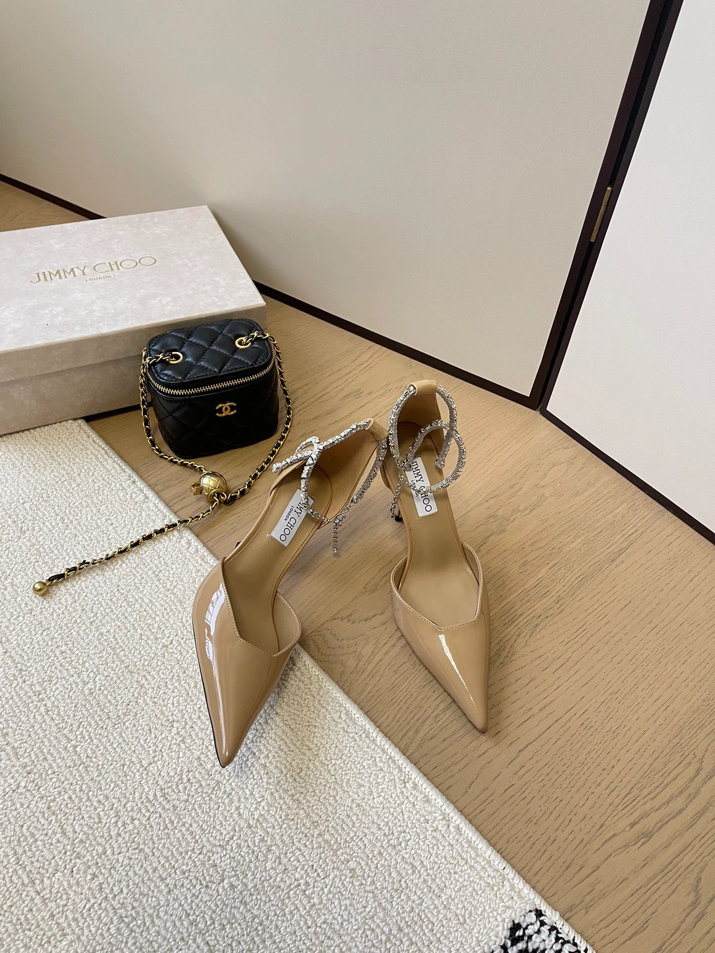 Босоножки на высоком каблуке с острым носком Jimmy 2024 - Кофейно-коричневые