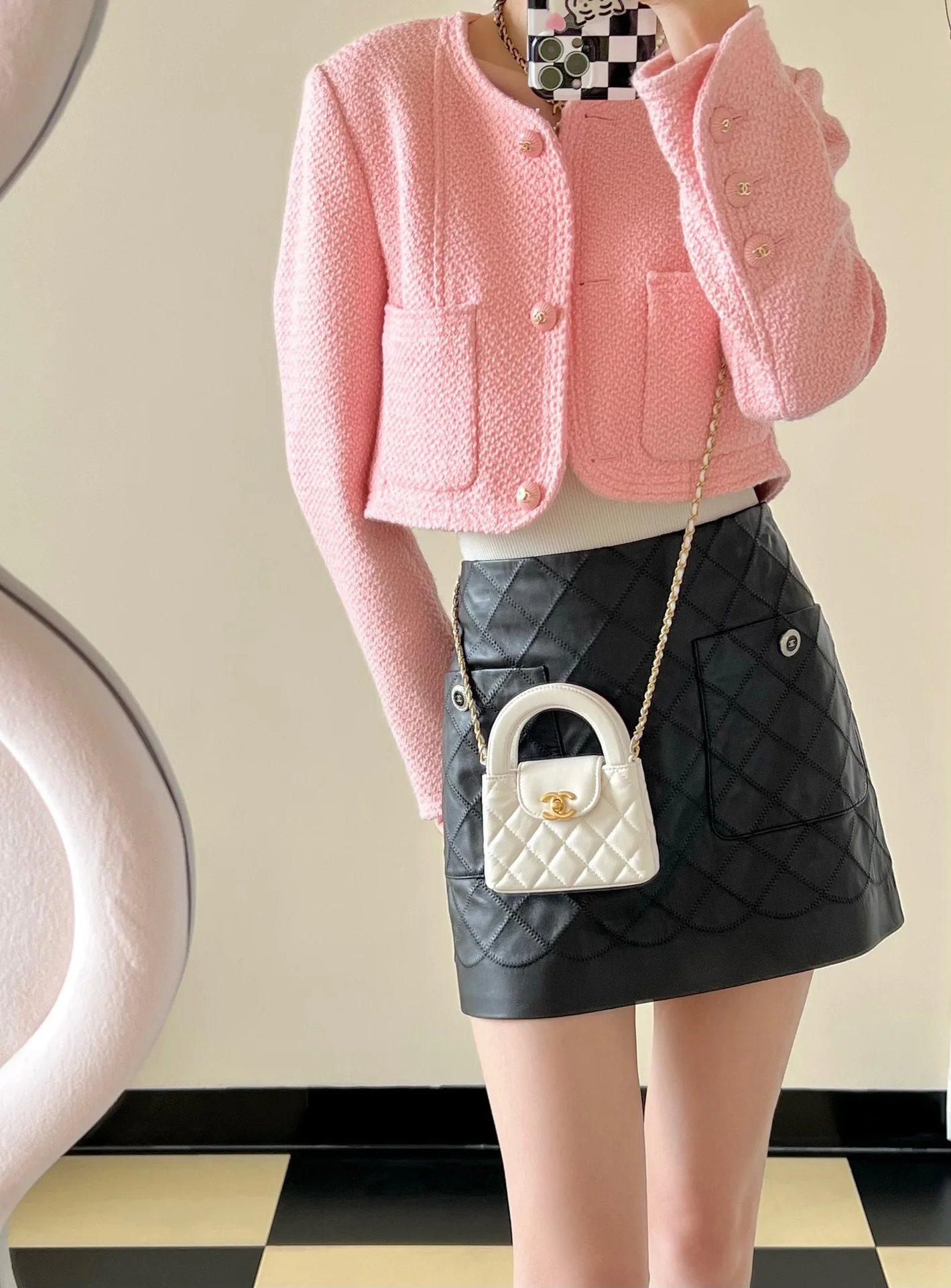 Миниатюрная сумочка Chanel Kelly на цепочке, белая.