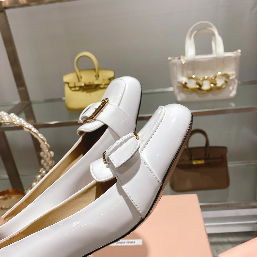 Новинка сезона осень/зима 2022 от Miu Miu - Туфли на низком каблуке с квадратным носком - Белые