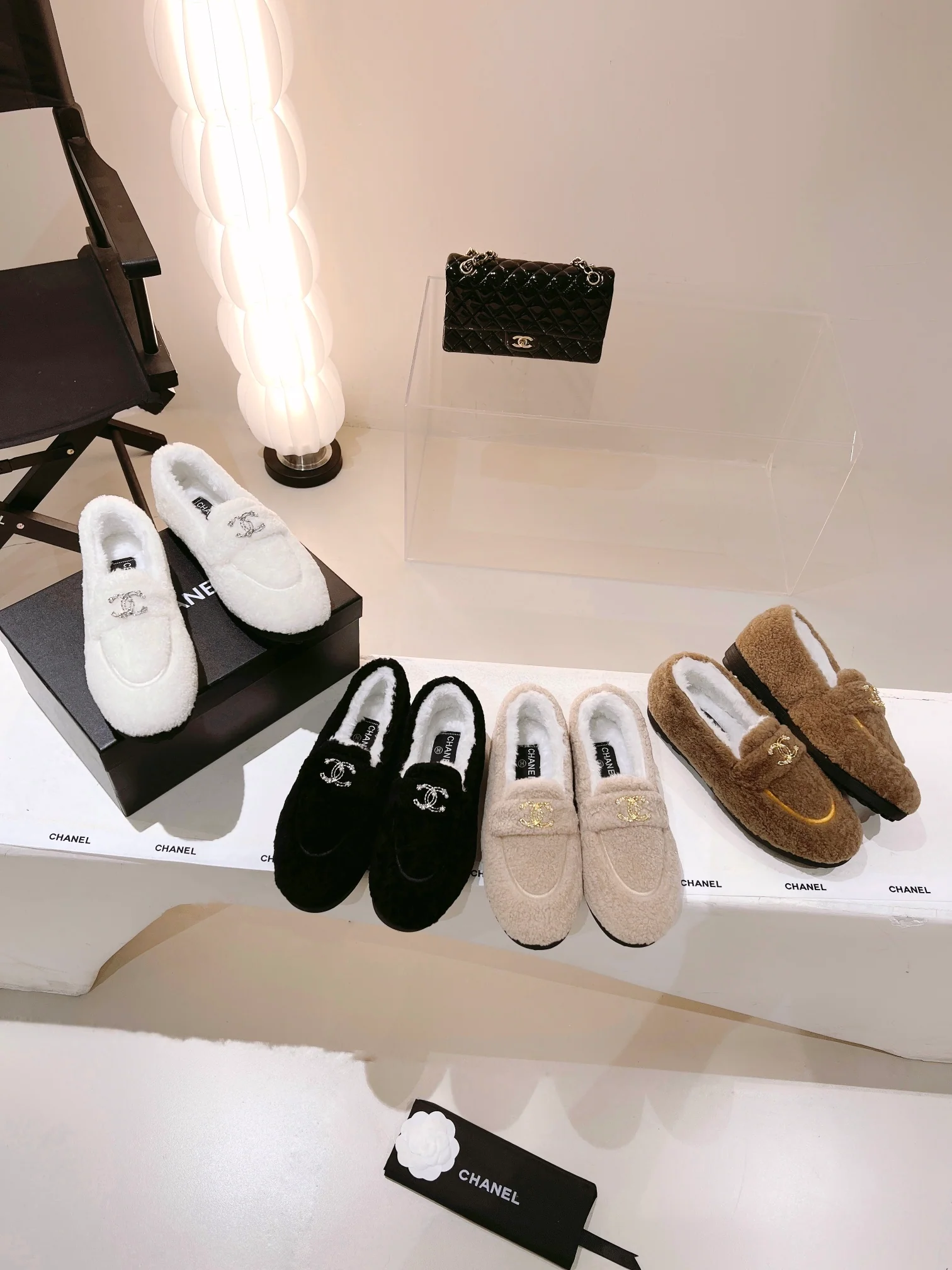 Весенняя коллекция Chanel 2022 — балетки из овечьей шерсти в стиле пэчворк — изображение коллекции