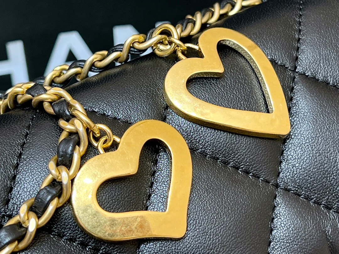 Новинка сезона осень/зима 2022 от Chanel - Сумка с подвеской в ??виде сердца на цепочке - Лимитированная серия - Черная