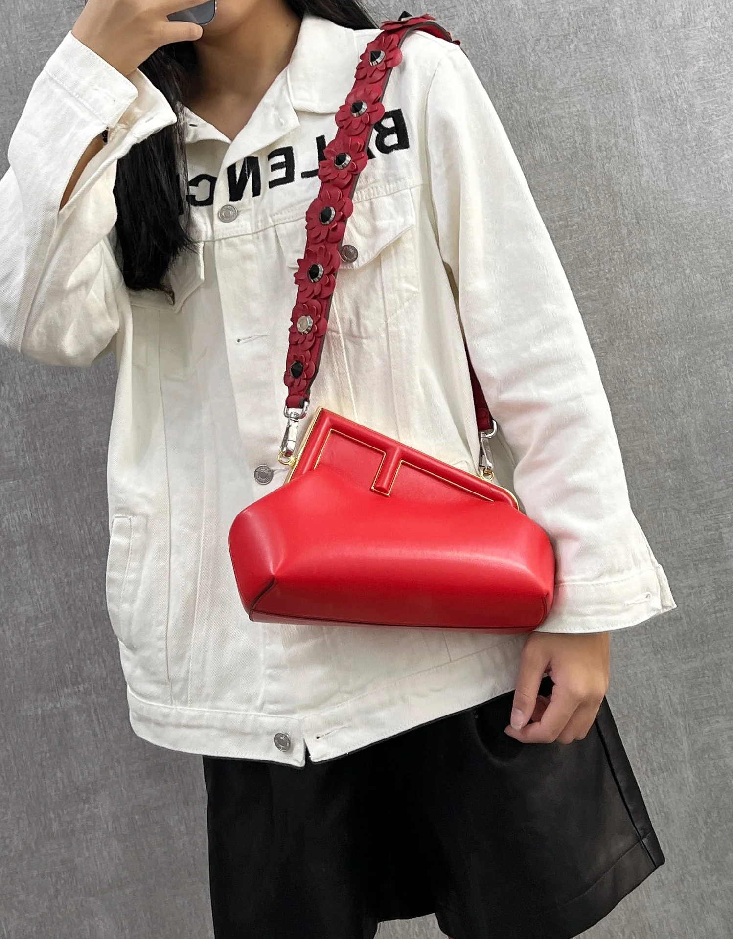 Маленькая красная кожаная сумочка Fendi-first