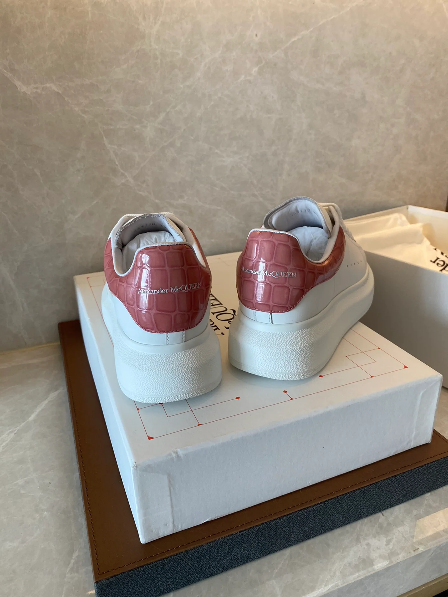 Классические белые кроссовки McQueen - на каблуке-резинке - в клетку - персиково-розовый цвет